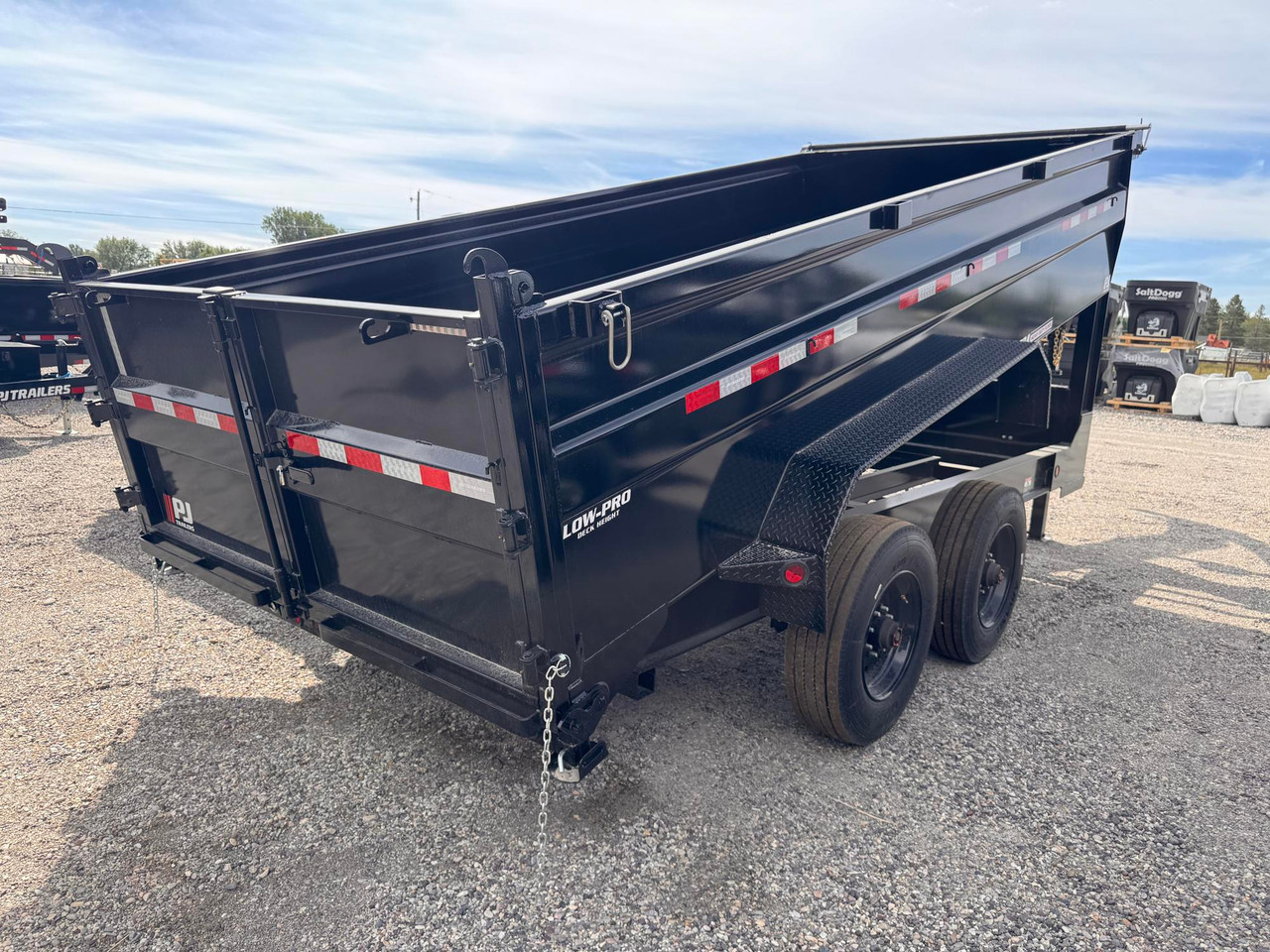 P.J. Trailers 2027 DE 16' Scissor Dump Trailer | Tandem Axle, HYDRAULIC JACKS, 10K AXLES,TARP, RAMPS