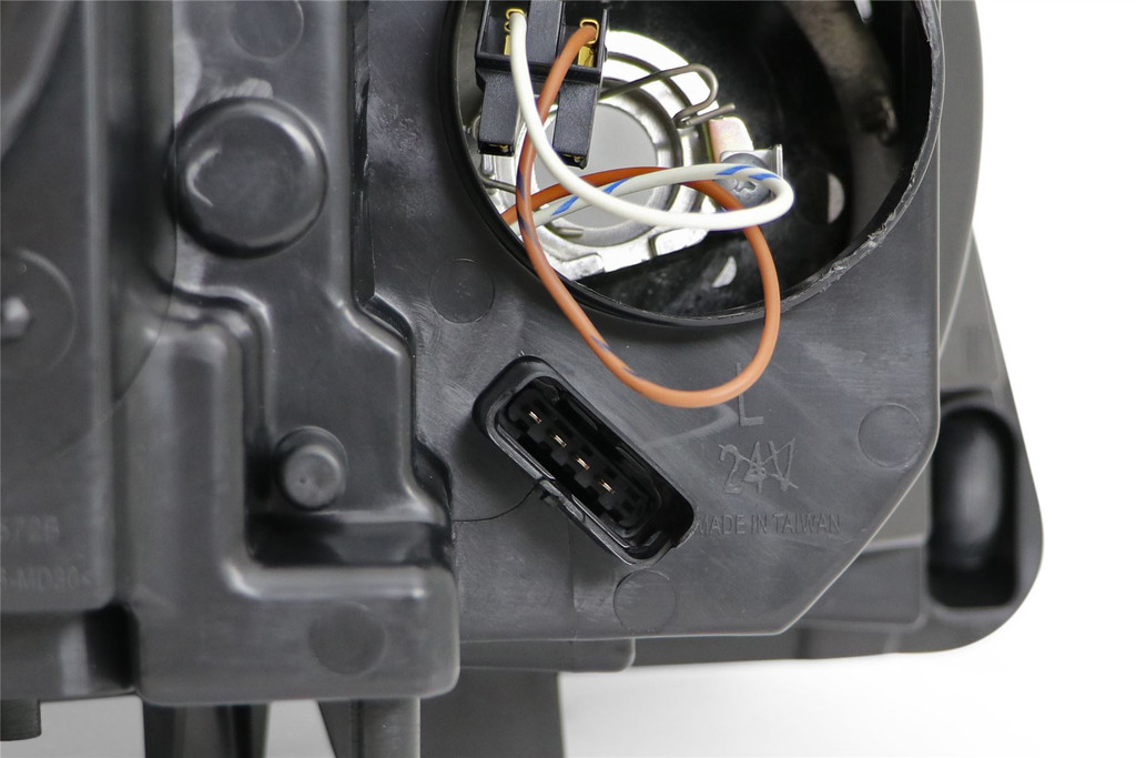 Headlight left Nissan Qashqai 07-10 Hella