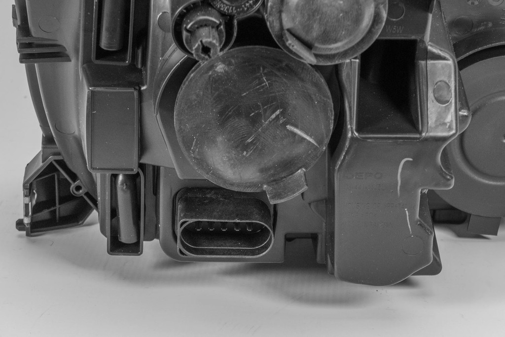 Headlight left black VW Amarok 10-