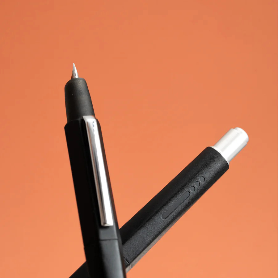 Endless Creator Retractable Fountain Pen Black Fine Nib Wet Paint