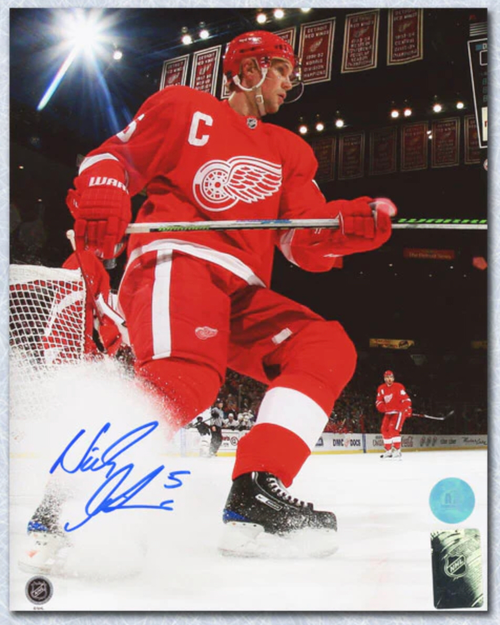 Nicklas Lidstrom Detroit Red Wings Autograph Ice Spraying 8x10 photo Nicklas Lidstrom Detroit Red Wings Autograph Ice Spraying 8x10 photo