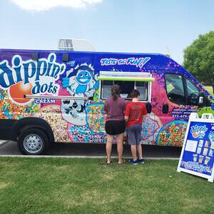 People ordering from DIppin' Dots truck