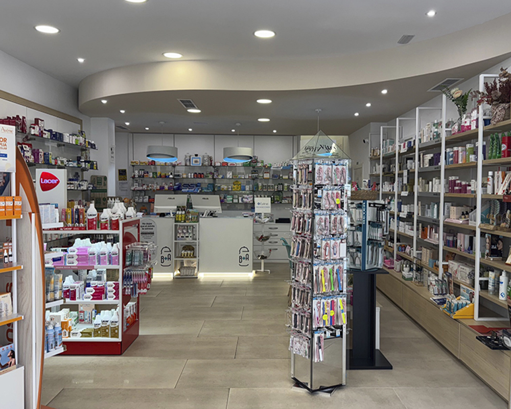Interior de Farmacia Carmen Ortiz en Benacazón (Sevilla)