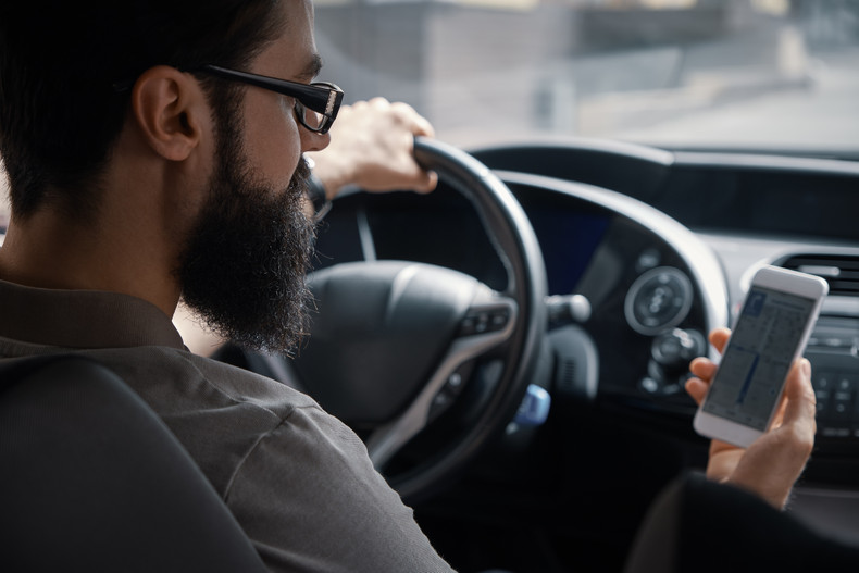 7 Dangerous Distracted Driving Habits Most Drivers Ignore