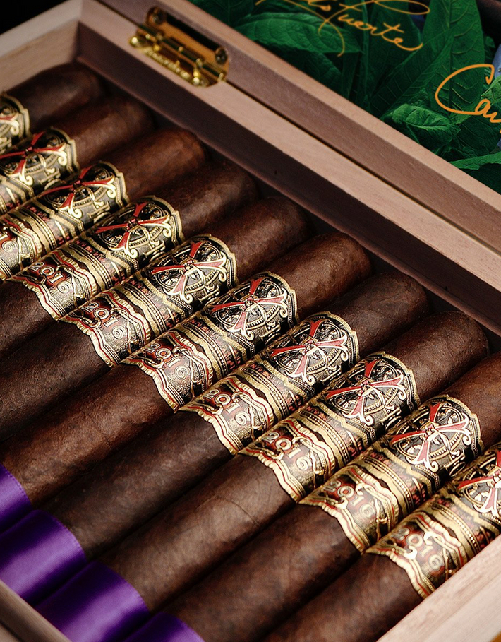 Fuente Fuente Opus X Heaven and Earth Tauros the Bull Maduro Box Open