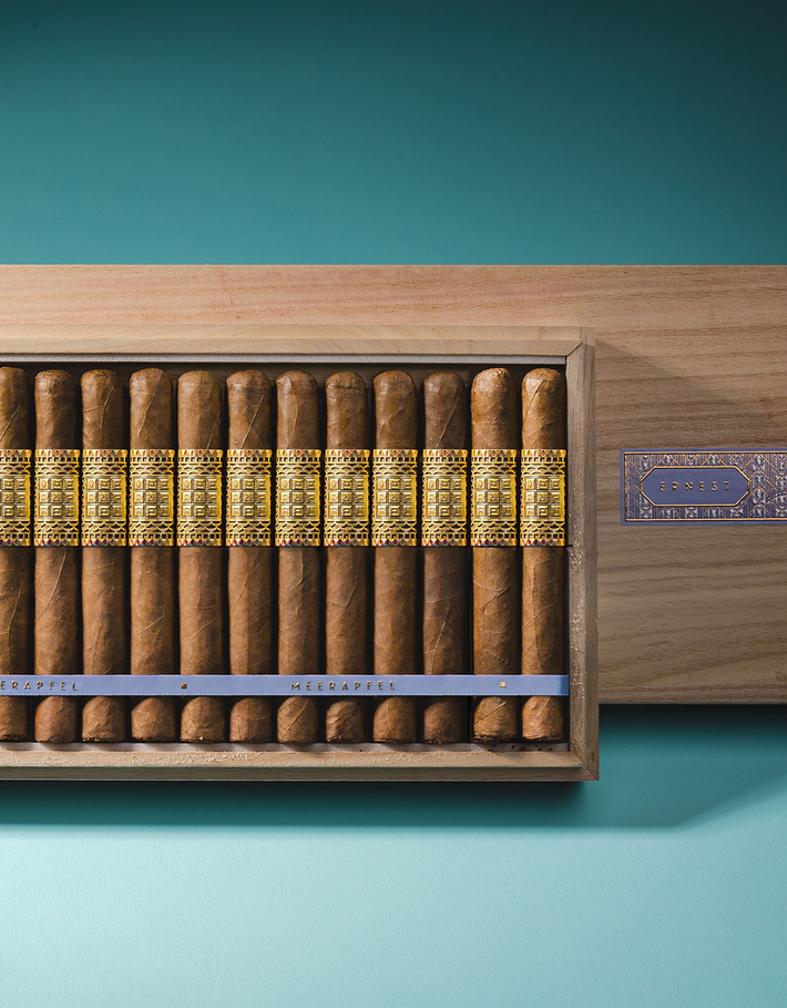 Meerapfel Ernest Corona Gorda Box Open