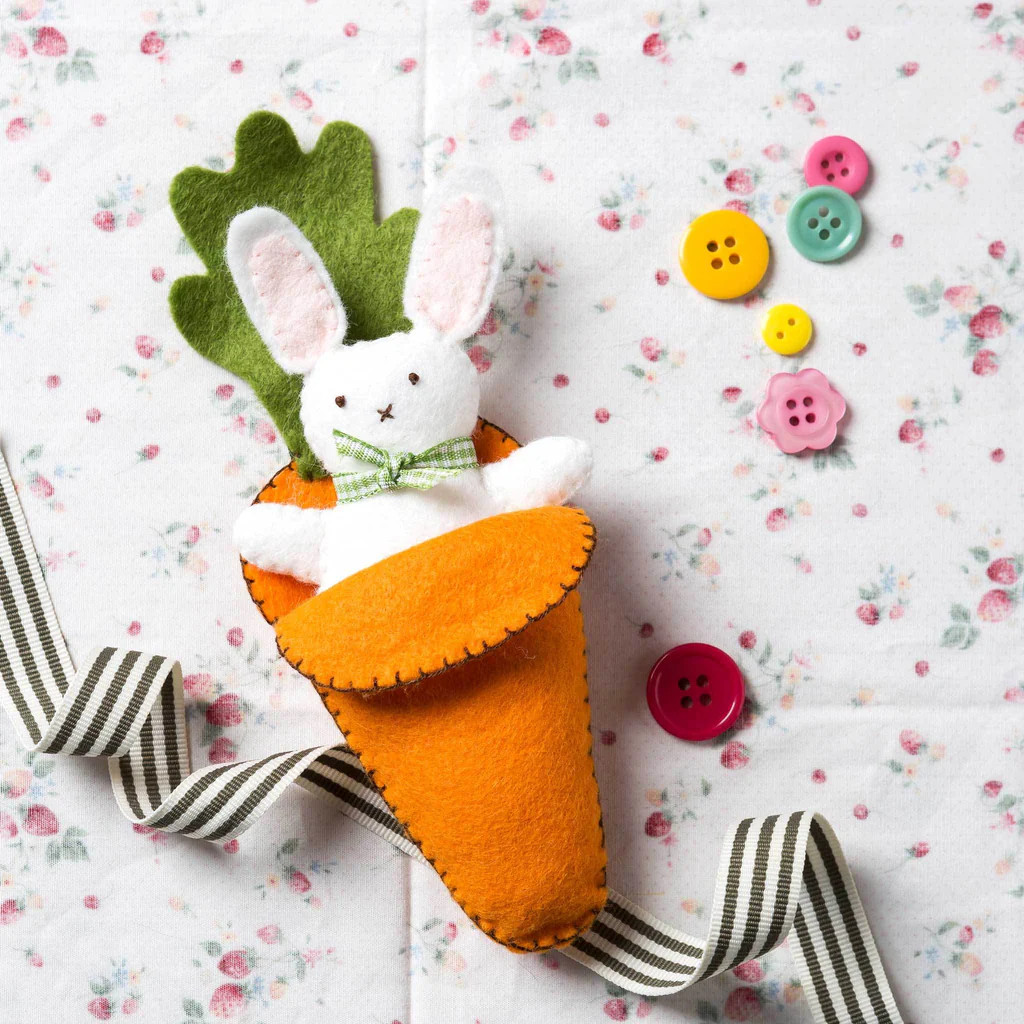 Bunny in Carrot Bed Felt Craft Mini Kit - Sew & Co
