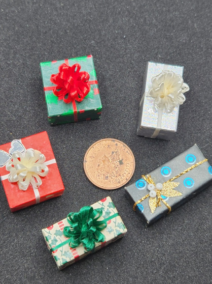 Set of 5 Wrapped Christmas Gifts with Fancy Bows  (D)