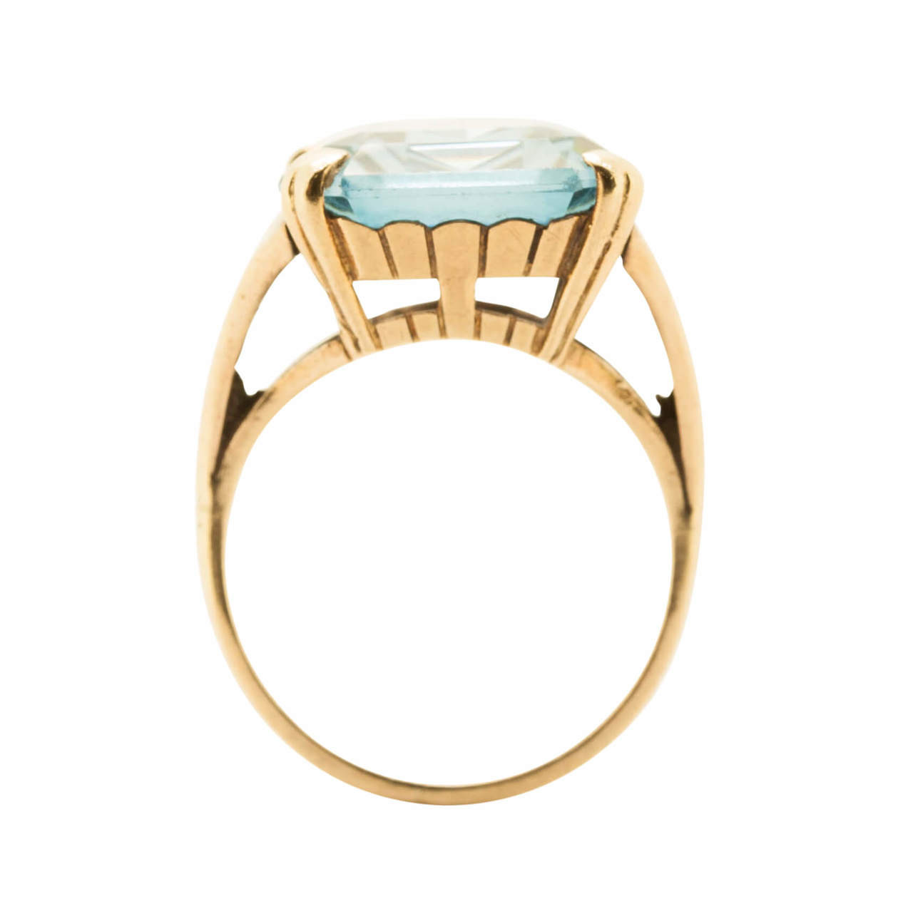 18ct White gold oval cut 3ct blue topaz dress ring