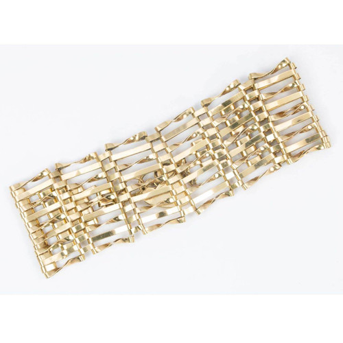 Star Lot : A pretty nine carat gold (375) three bar gate bracelet