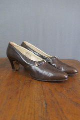Vintage 1930s Brown Leather Pumps Shoes with Narrow Heel, US size 8, Volk Dallas
