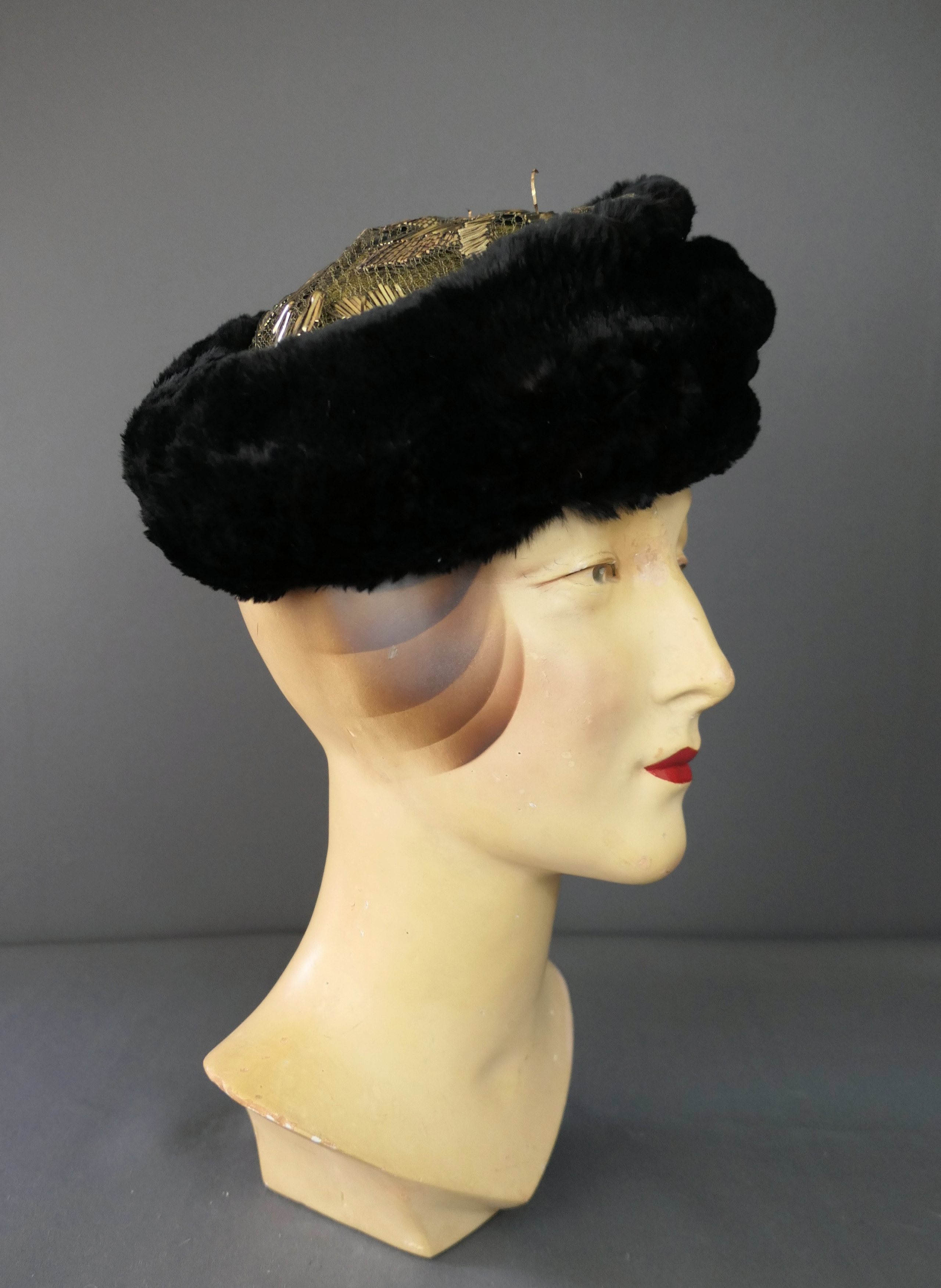 芸能人愛用 Vintage 1920s Pirie Carson Hat Lace Embroidered Gold and Fur ハット