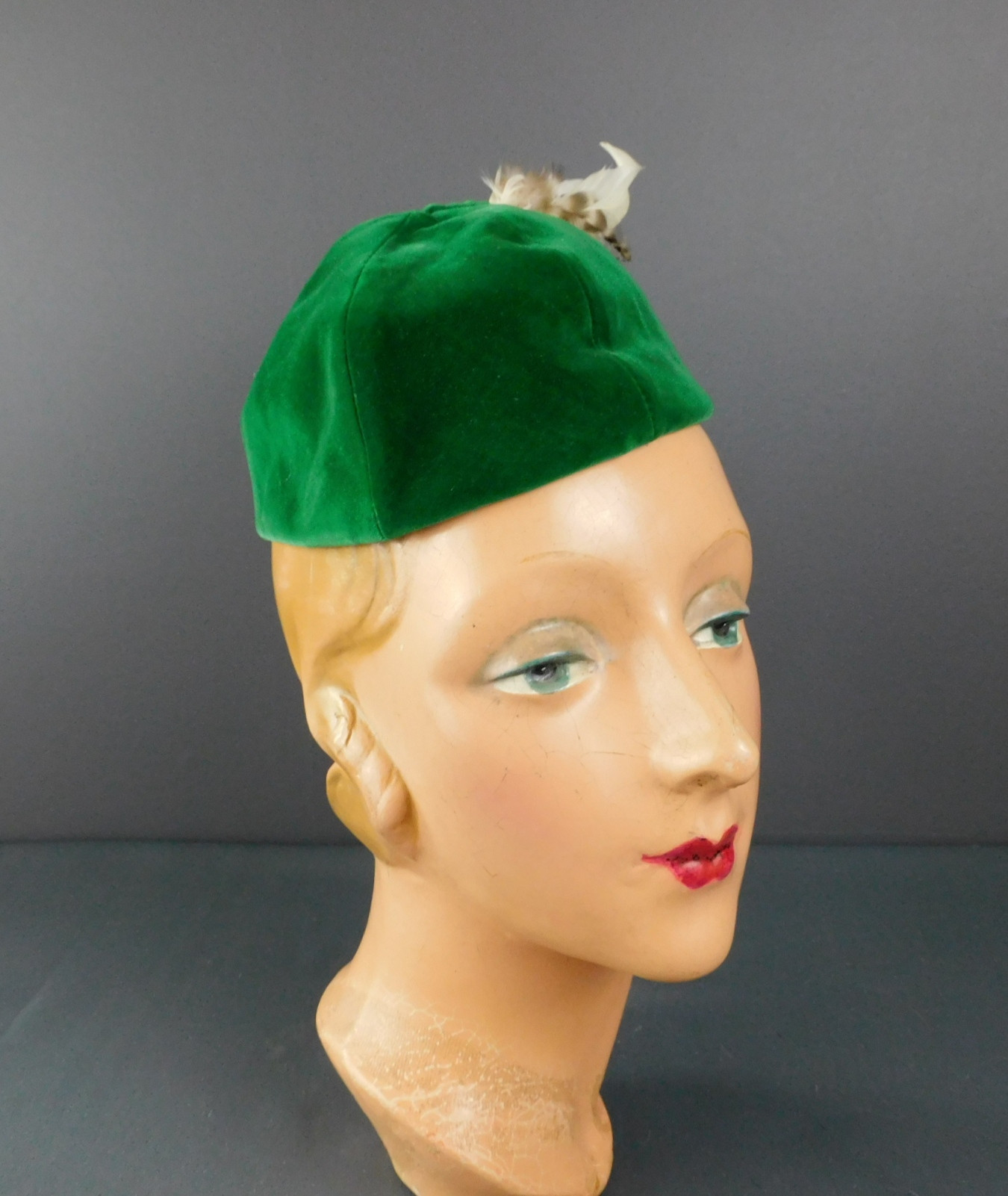 Vintage 1940s Green Velvet Beanie Hat with Feathers, 21 inch  display picture 1