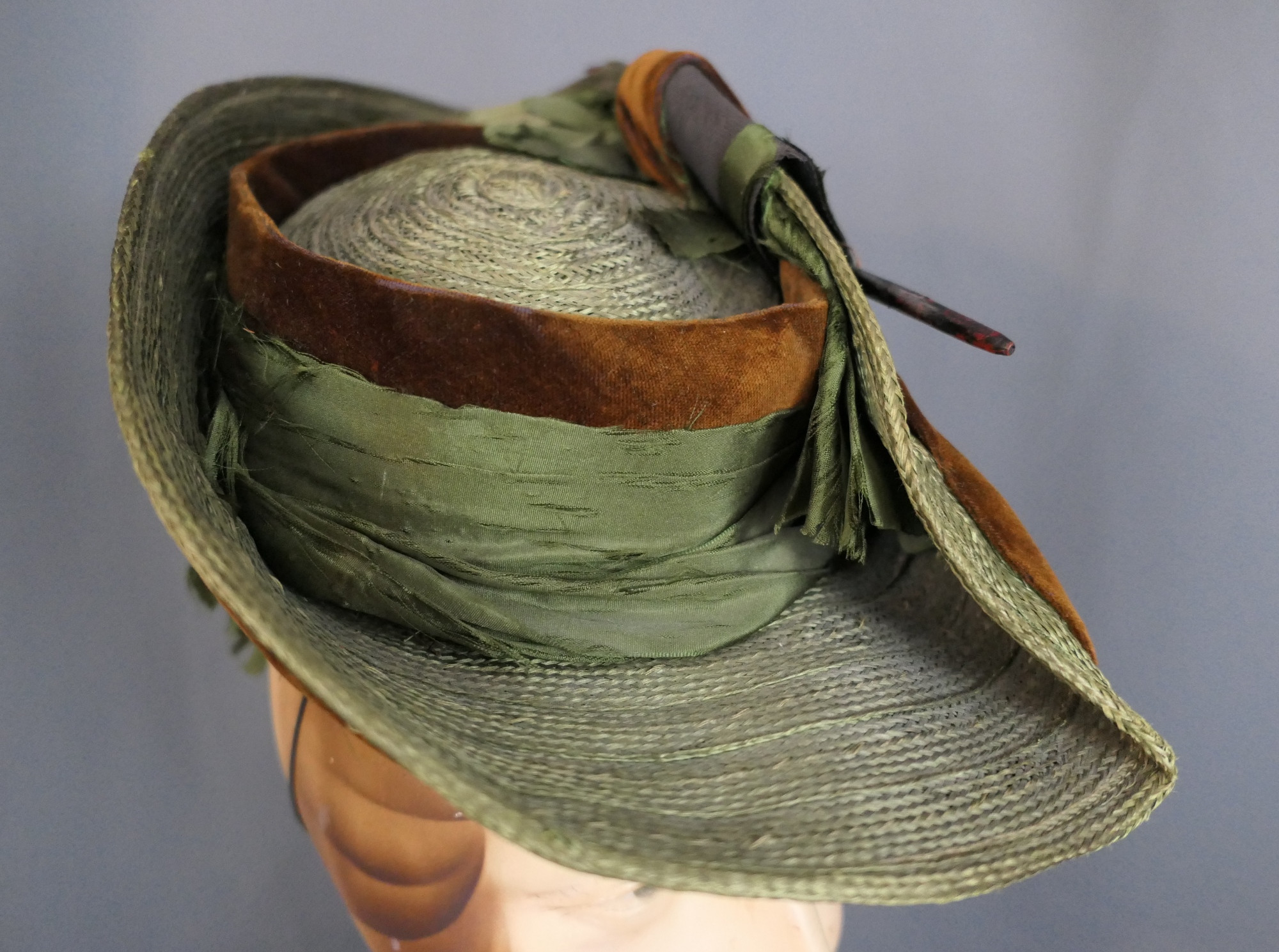 UNUSUAL 1930s\' BLACK TILT STRAW/FABRIC TOQUE WITH TEAL FEATHER TRIM & STREAMERS Vintage 1930 main image 3