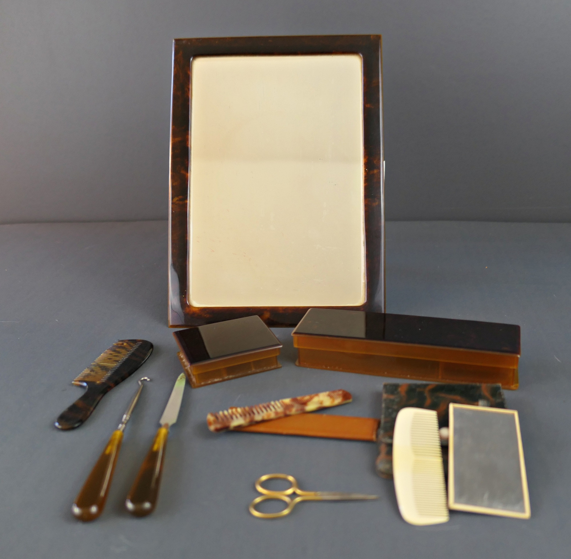 快適グッズ・旅行小物 VINTAGE LEATHER GROOMING CASE 1930s Vintage Men's Travel Toiletry Grooming Kit Zippered Leather