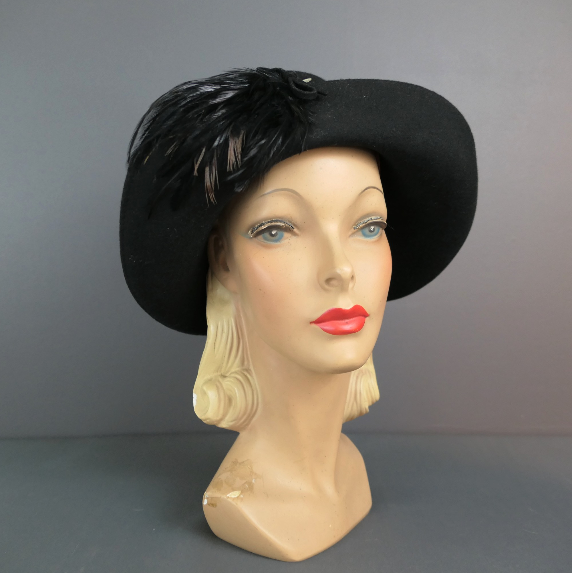 FASCINATING 1940s\' BLACK FELT WIDE BRIM HAT + LARGE AQUA OSTRICH FEATHER 1940s Feather Hat - Etsy main image 3