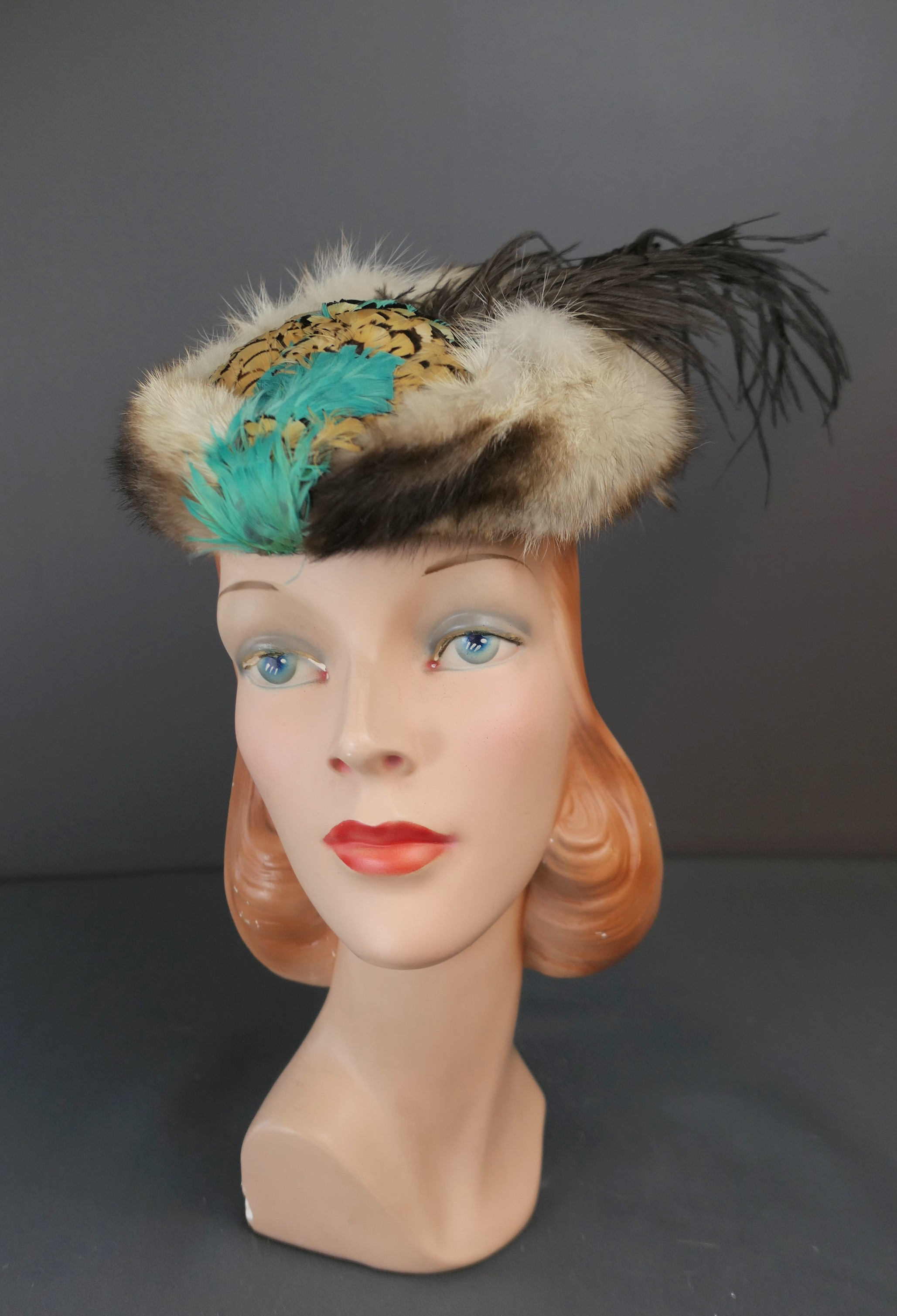 BREATHTAKING 1940s\' TAUPE FELT TILT HAT WITH OSTRICH FEATHERS 1940s Green Felt Tilt Hat With Multi-colored Ostrich Feather  main image 3