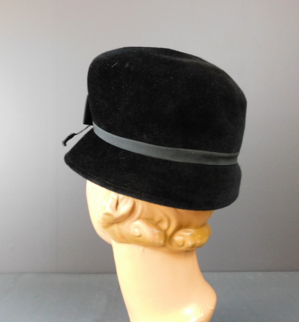 帽子 Vintage velours hat Vintage Black Plush Velour Hat, Tall 1960s with Ribbon and