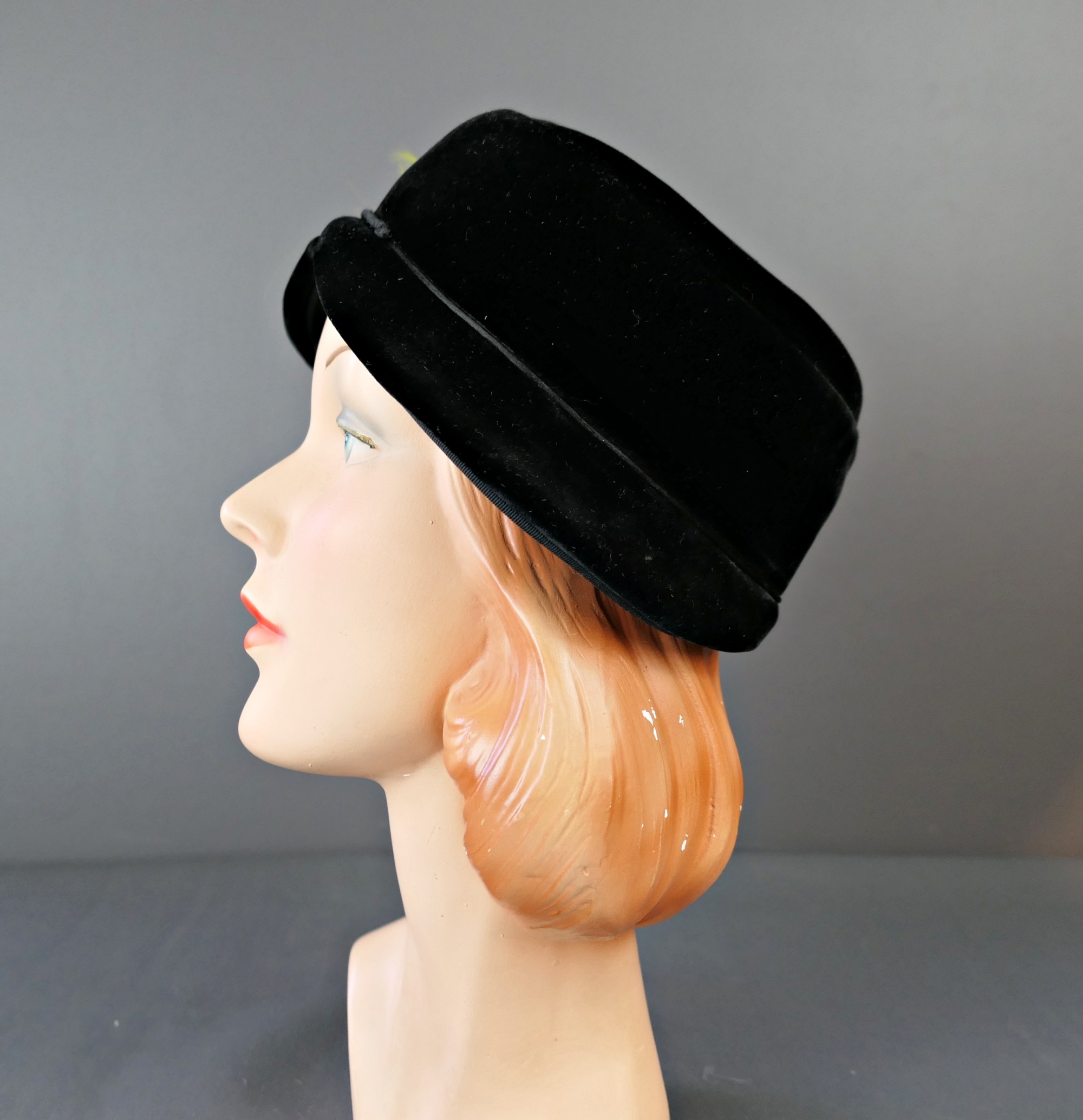 Vintage Black Velvet Hat 1960s with Green & Orange Feathers  display picture 1