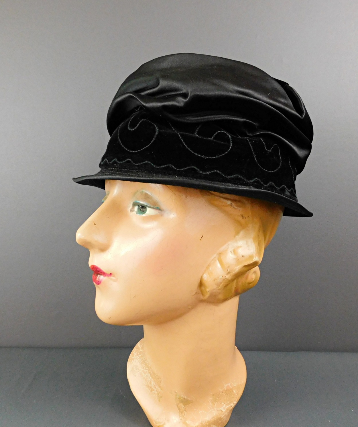 Vintage 1920s Cloche Velvet and Satin Hat with Cord Trim