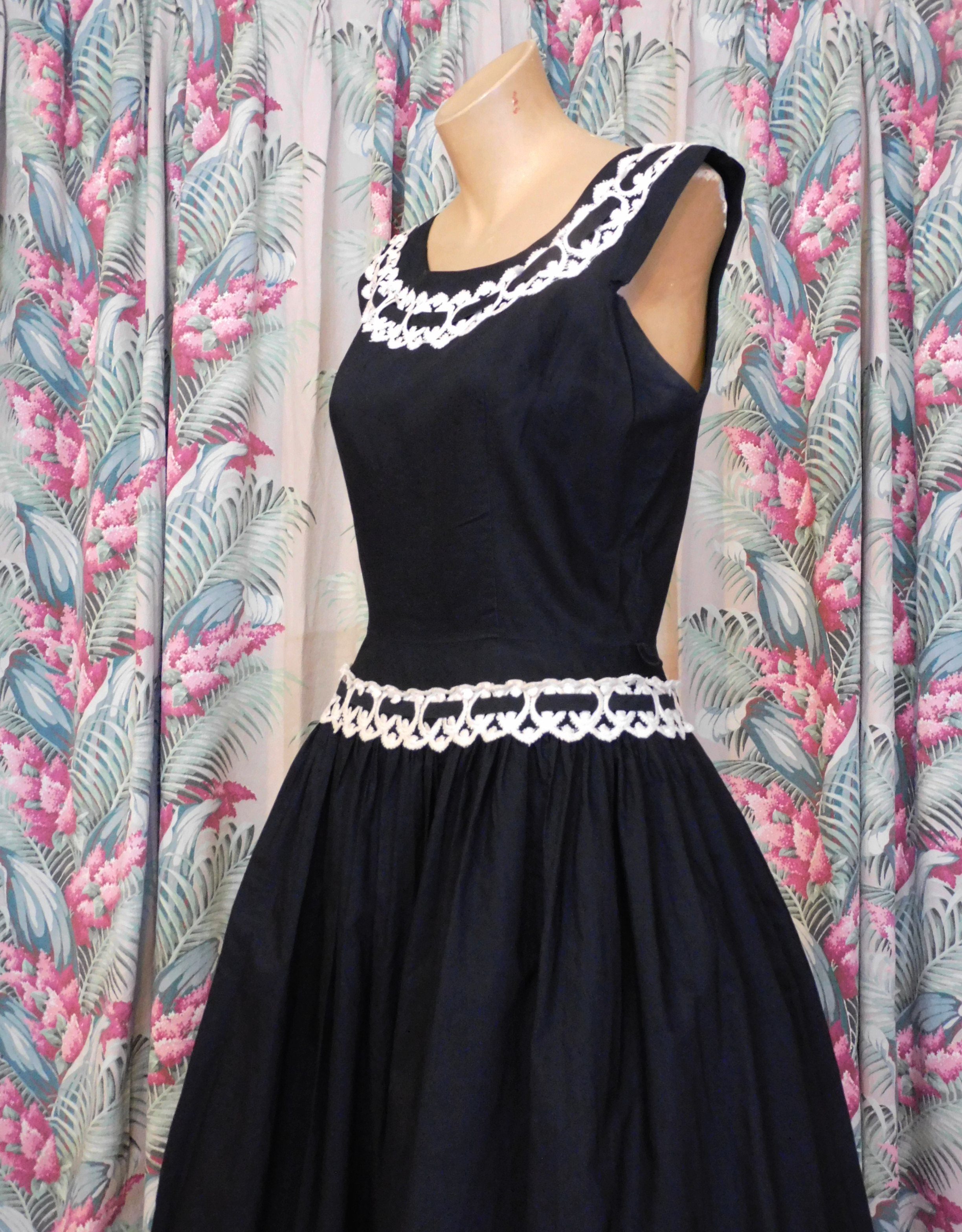 Vintage 1950s Black Dress, Full Circle Skirt, fits 35 inch bust, Lace &  Trapunto, 204 inch hem sweep