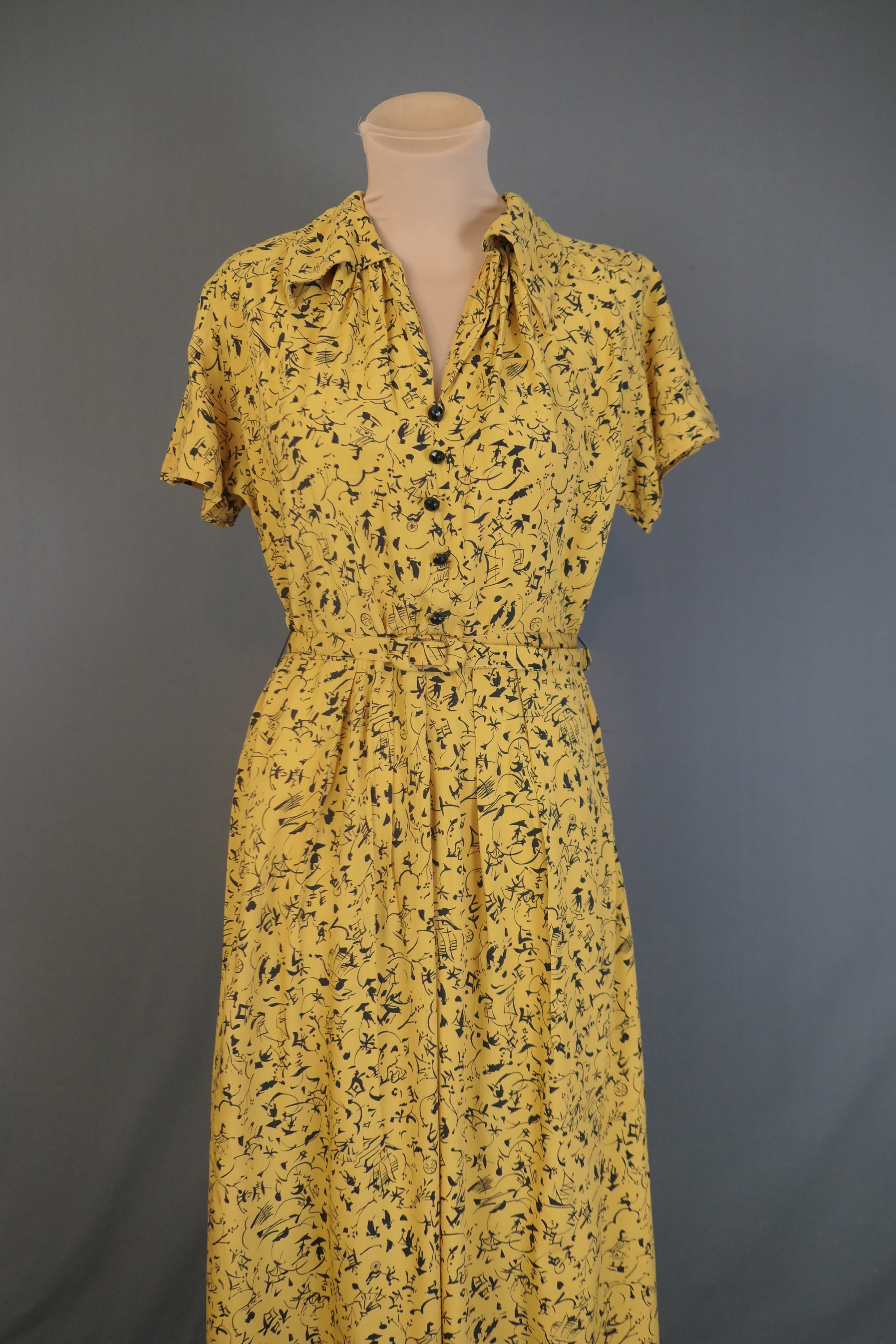 Vintage 1940s Yellow & Black Dress, Rayon Novelty Asian Print, 36 inch bust  - Dandelion Vintage