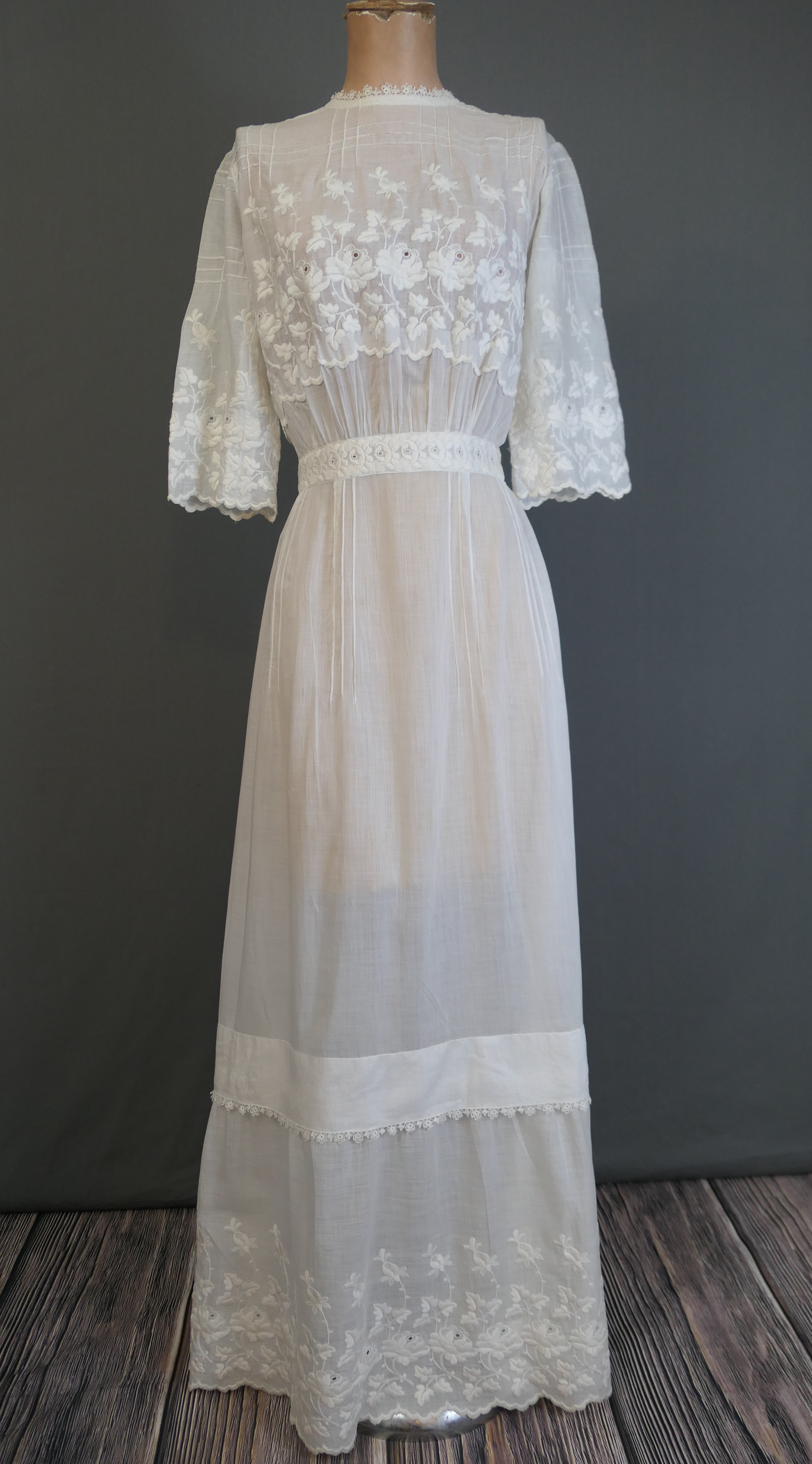 Edwardian Antique Dress 1900s White Cotton, Floral Embroidery & Tatted  Lace, 34 bust