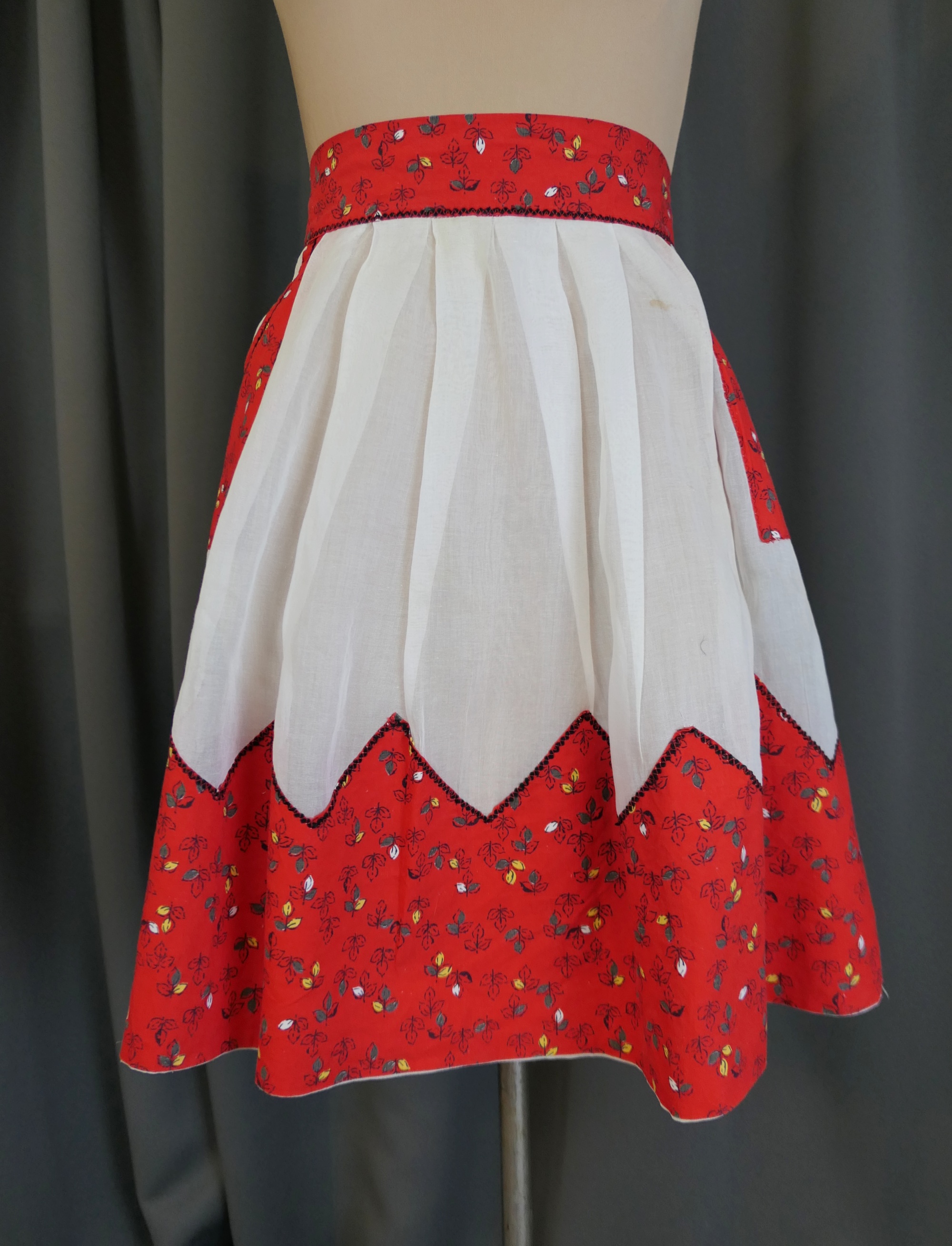 fig Ｌondon Carol apron skirt Vintage Apron Red Leaf Print & Sheer White Organdy 1950s