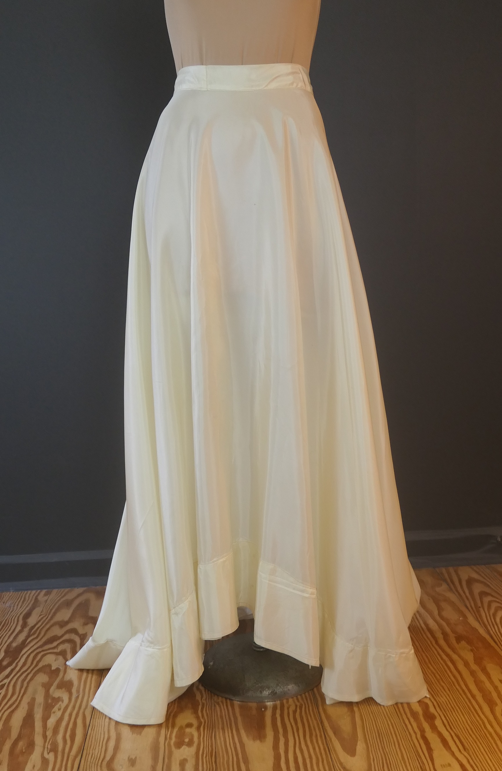 Vintage 1940s Long Half Slip, Ivory Rayon Taffeta, 25 inch waist, Trained Hem with Ruffles