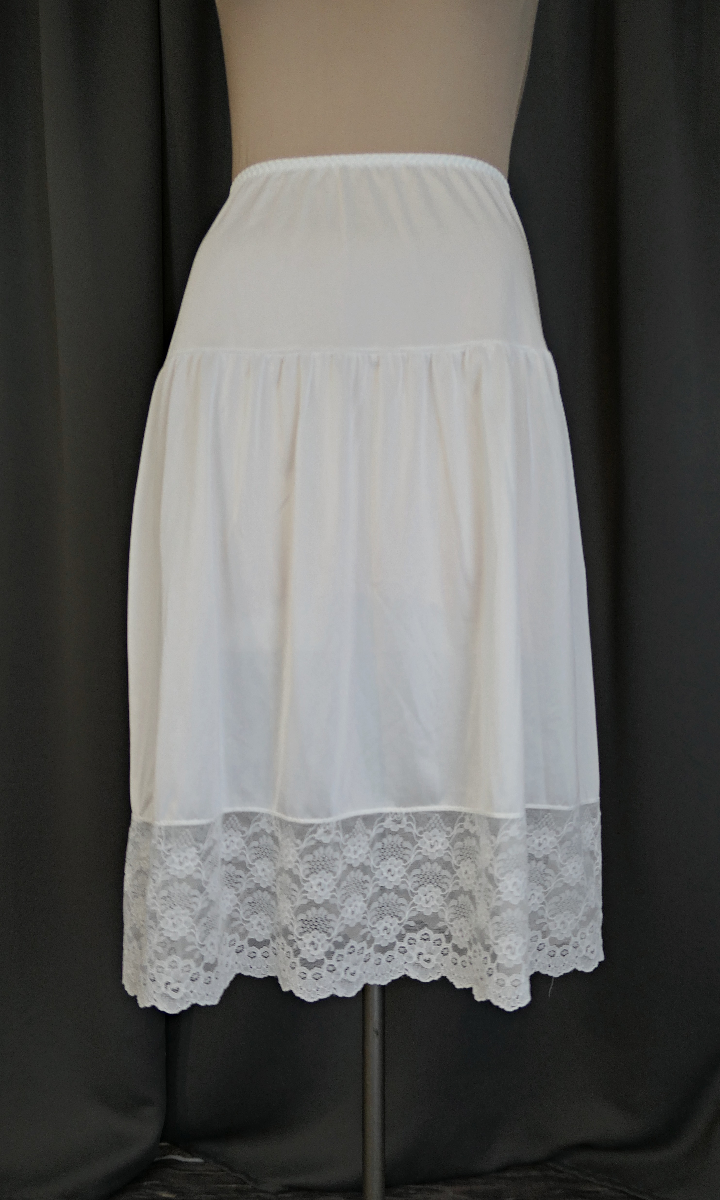 Vintage White Half Slip Petticoat, 24 to 28 waist, 1980s 5+ inch wide Lace, Avon, small