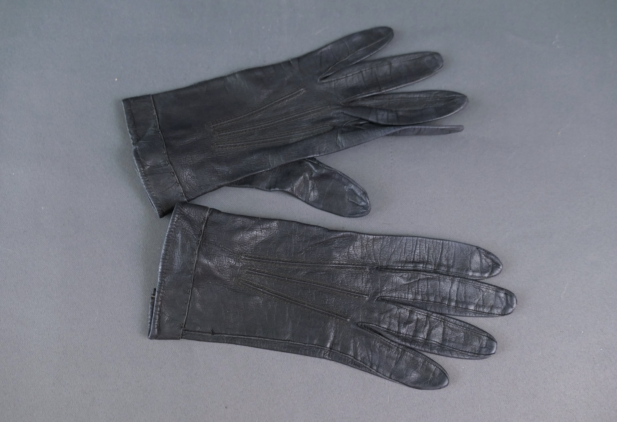Vintage Dark Blue Short Leather Gloves 1950s, XS size 6, Aris