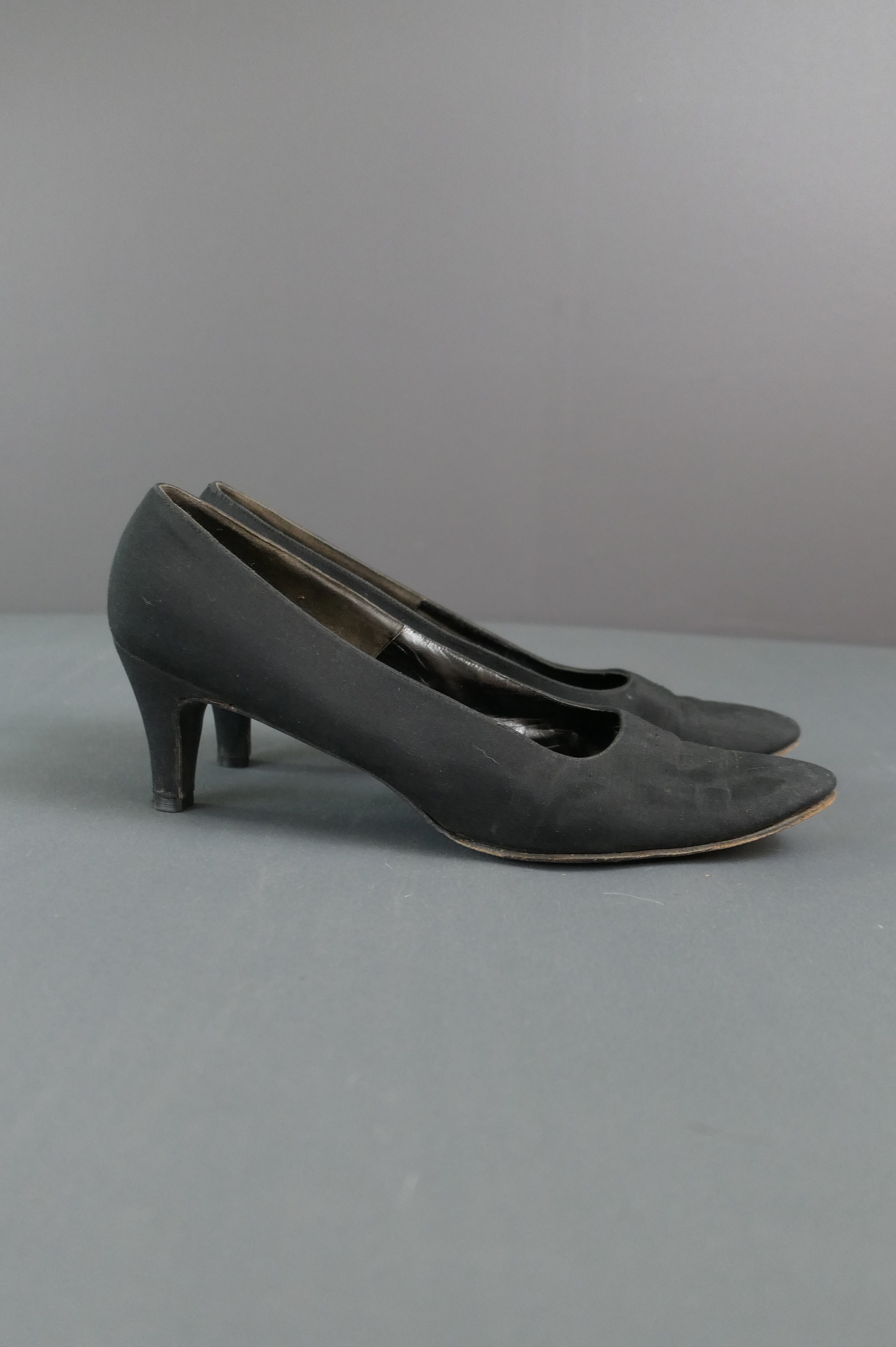 Vintage 1960s Black Fabric Shoes 1960s Straight heel, with issues, US size 8? very narrow