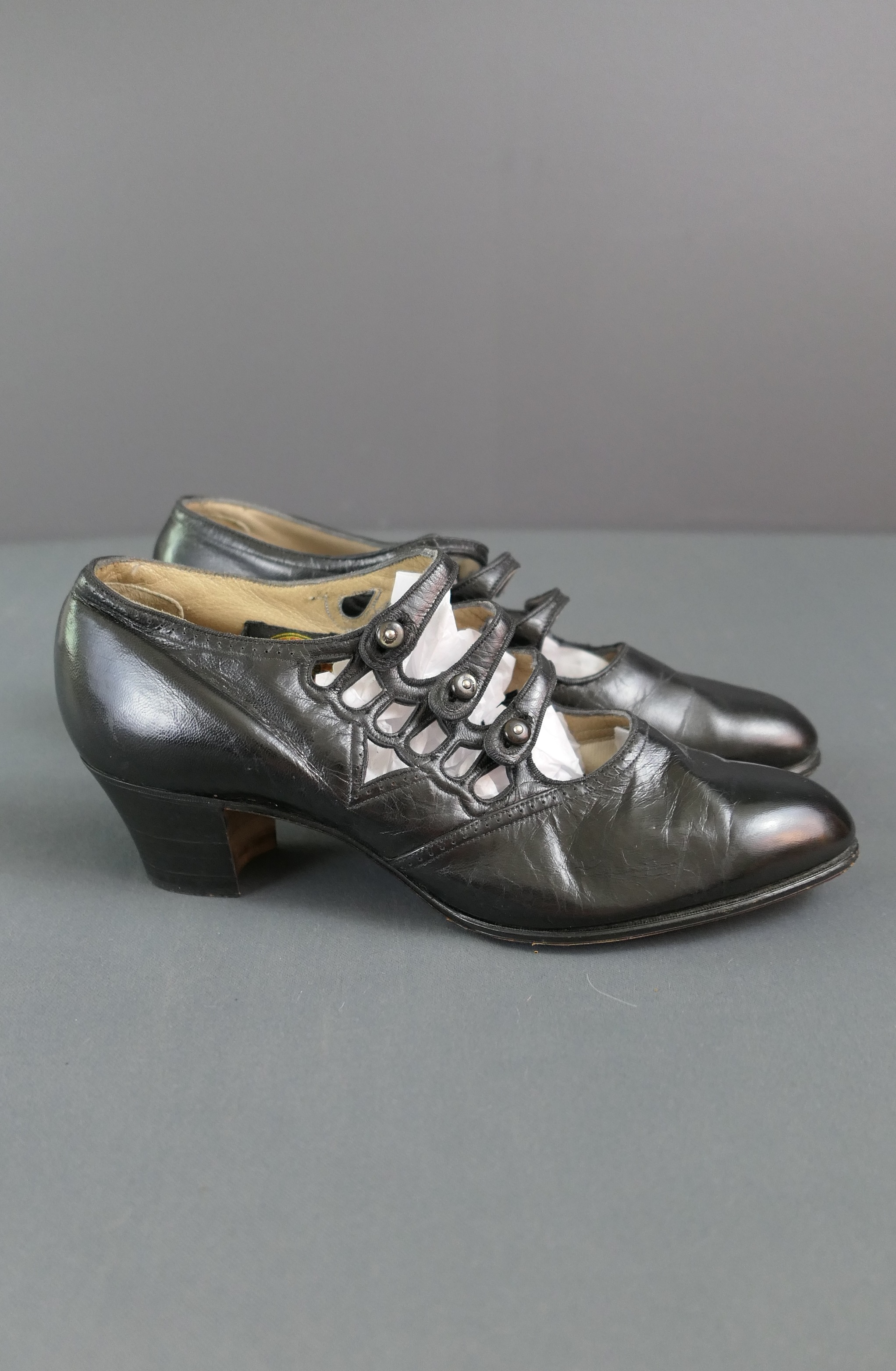 Vintage 1920s 3 Button Strap Shoes  Mary Jane Pumps, Red Cross US size  5-1/2N to 6N, missing caps on heels