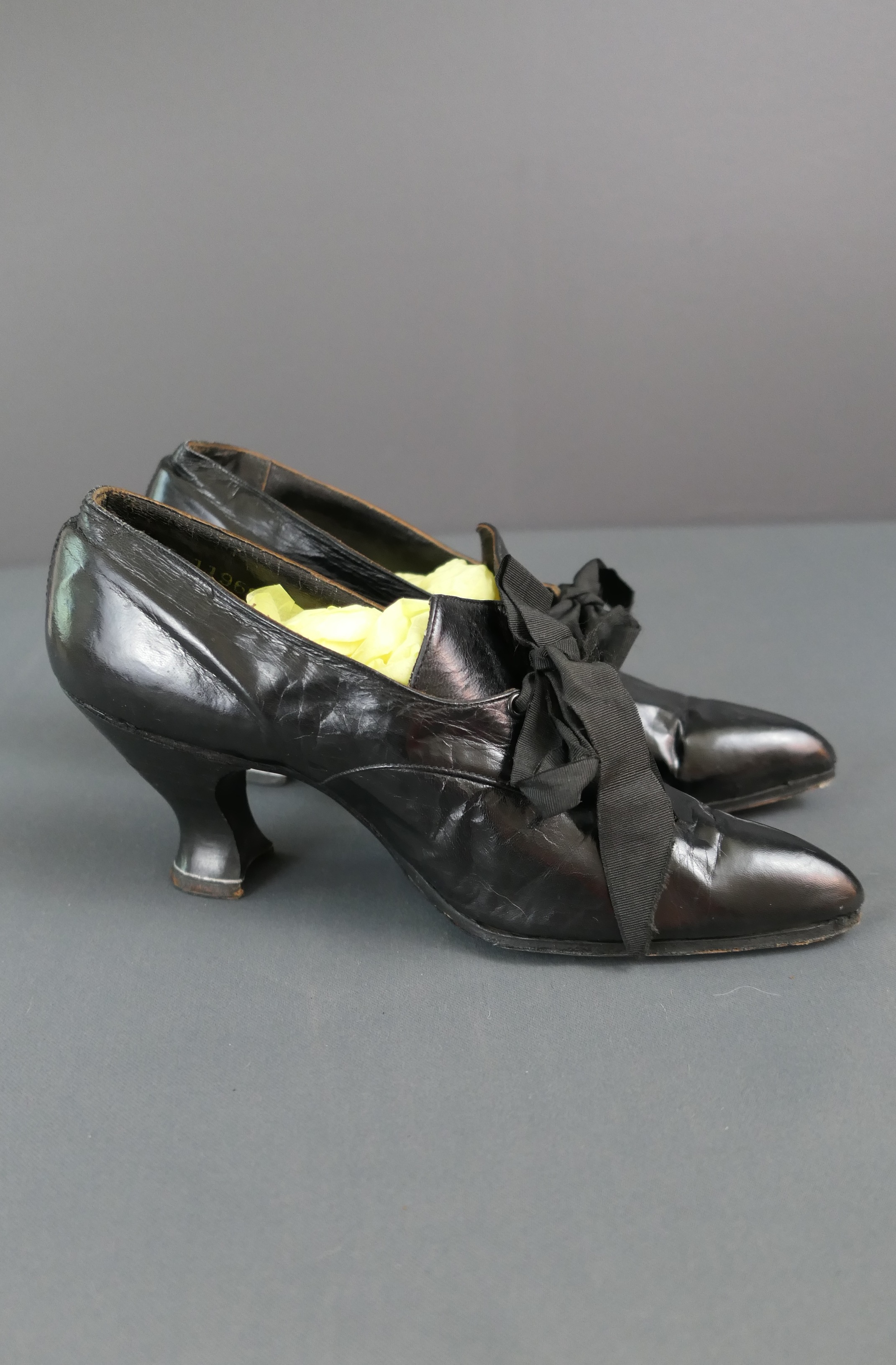 Vintage Edwardian Black Leather Shoes, Bows and Louis Heels, Antique 1900s US size 5-1/2 narrow to 6 narrow