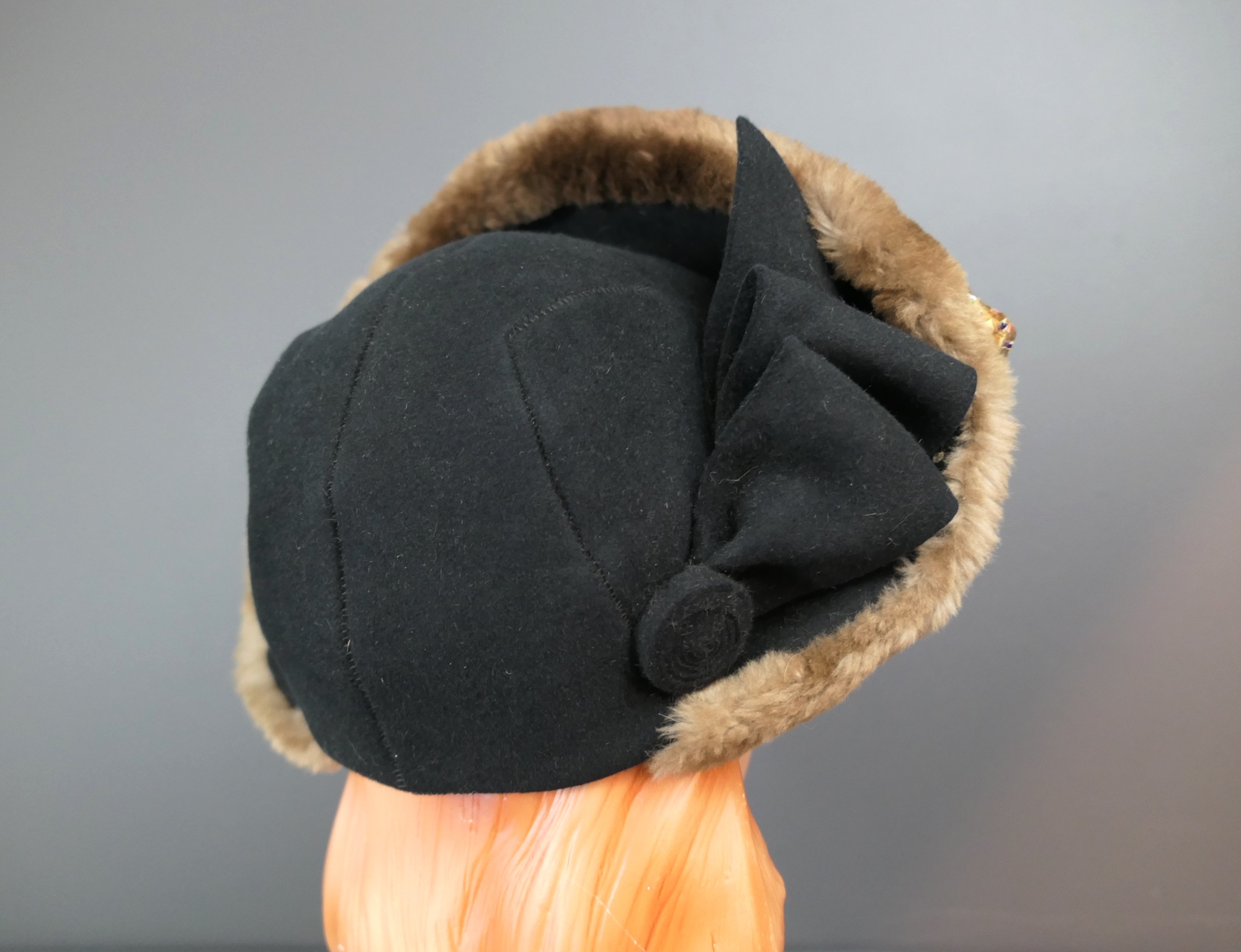 Vintage 1930s Black Felt & Fur Hat Fitted with Rolled 