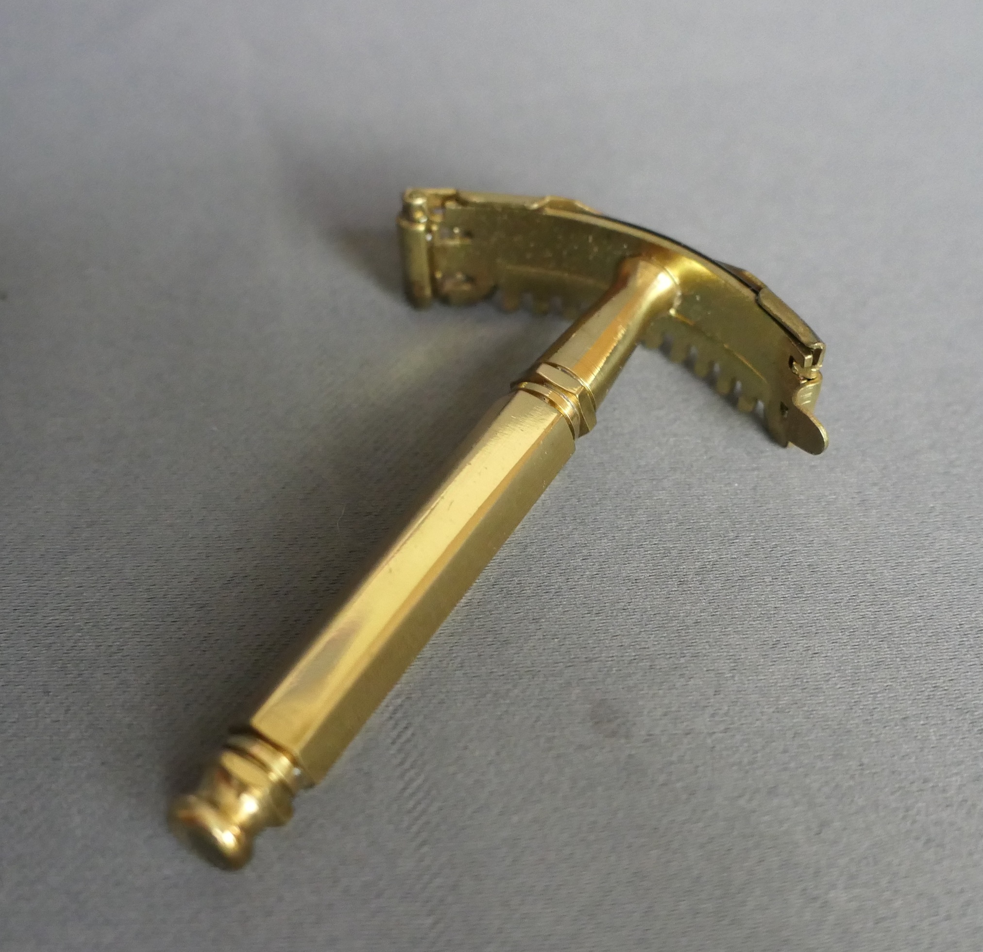 Vintage Curvfit Woman's Gold Razor in Box with Blades, Paper Insert ...