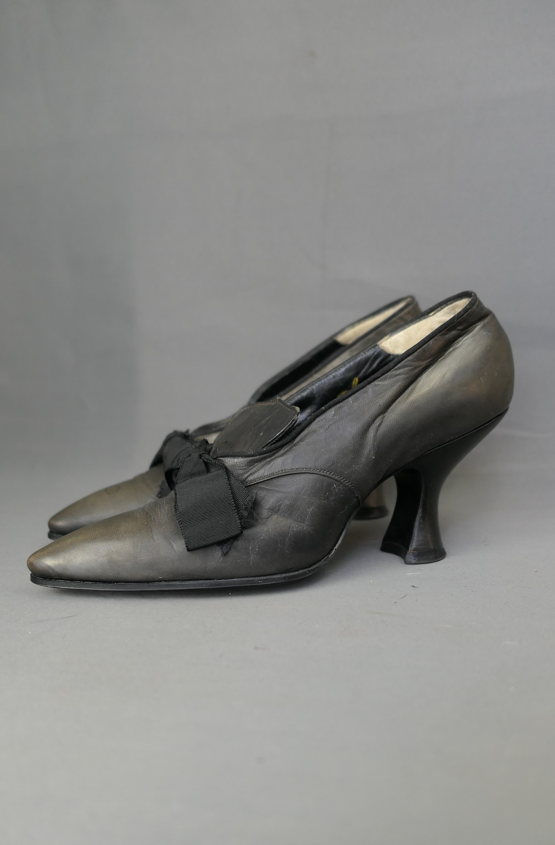 Vintage Edwardian Black Shoes with Bows and Pointy Toes, issues, 1900s