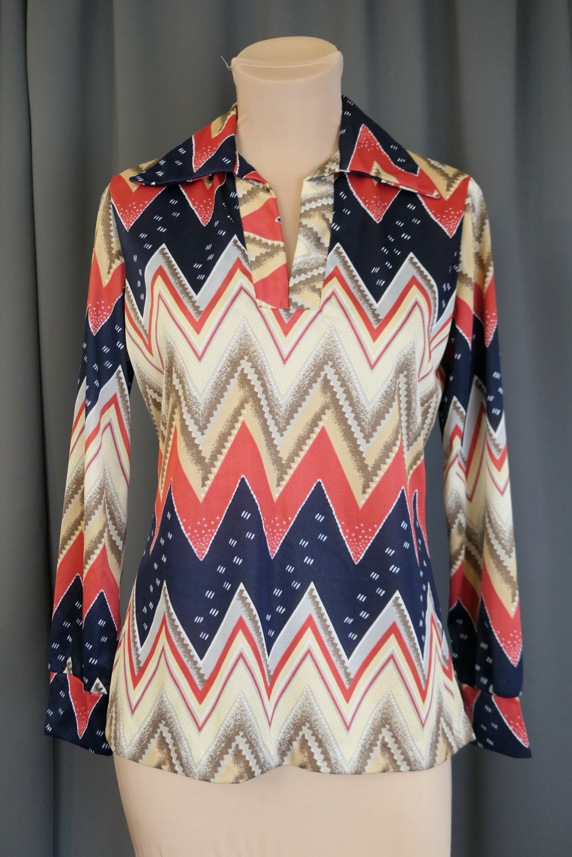 Vintage Zig Zag Blouse 1970s, 36 bust, Pullover Shirt, Aladdin nylon
