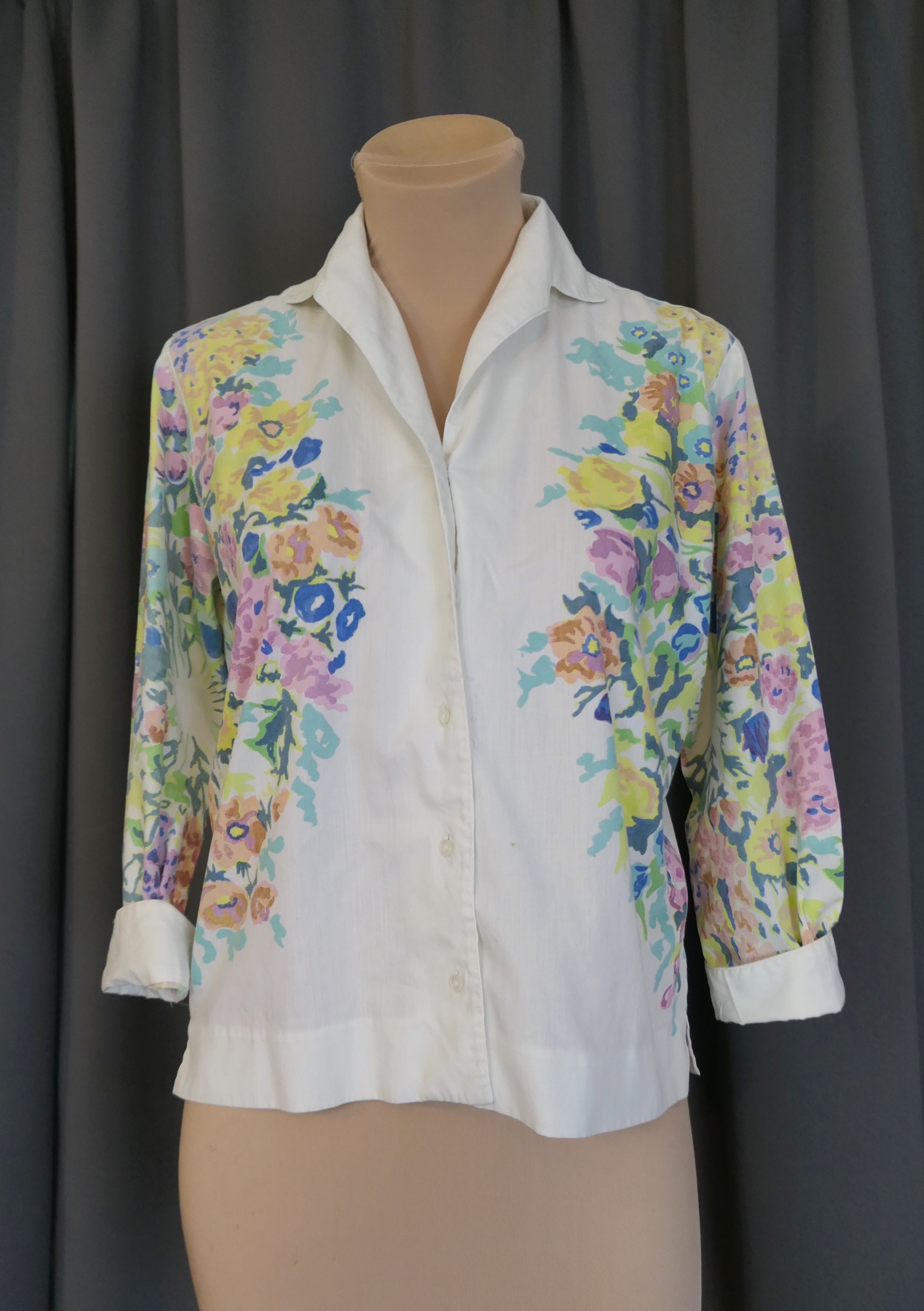 Vintage White & Flowers Blouse 1960s, fits 36 bust, some issues