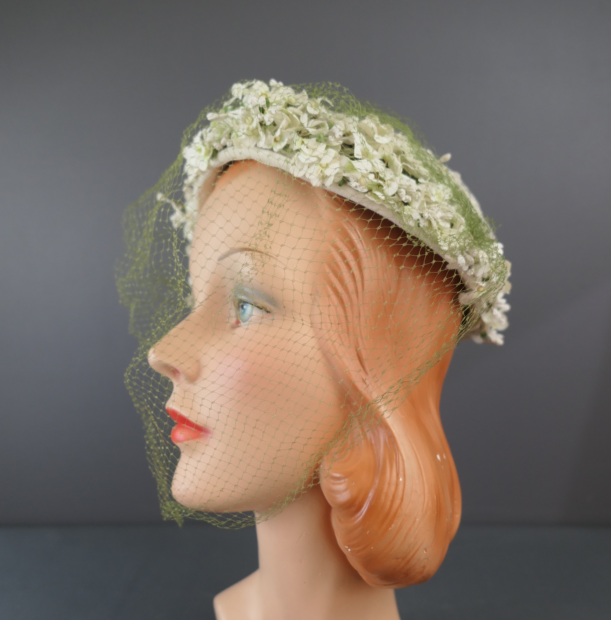 Vintage Small White Flowers White Hat 1950s Cap with Green  display picture 2