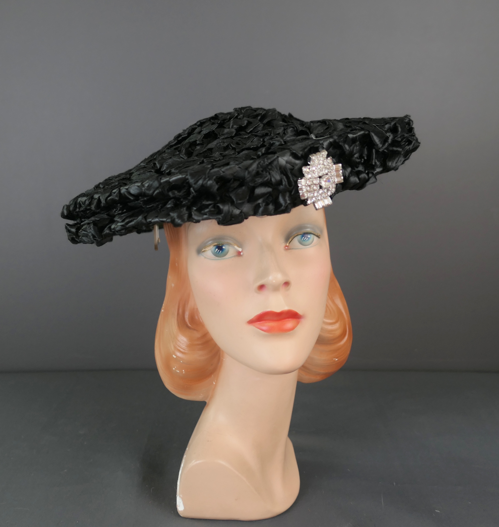 Vintage Black Straw Raffia Hat, Rhinestone Brooch, 1960s 12  display picture 3