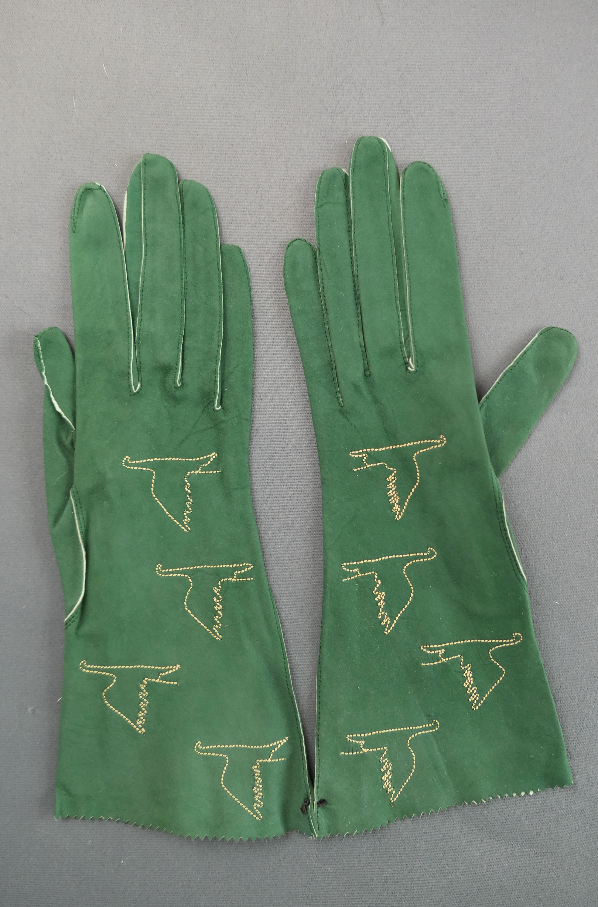 Vintage Green Suede Gloves with Embroidered Geese, unworn 1940s XS 5, made in France
