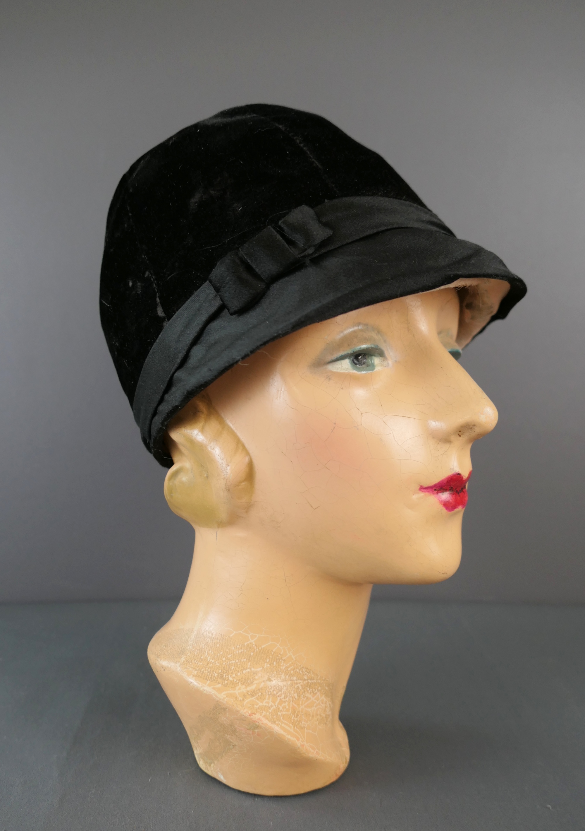 Vintage 1920s Black Velvet Cloche Hat  Lady Duff, some issues, 22-23 inch head