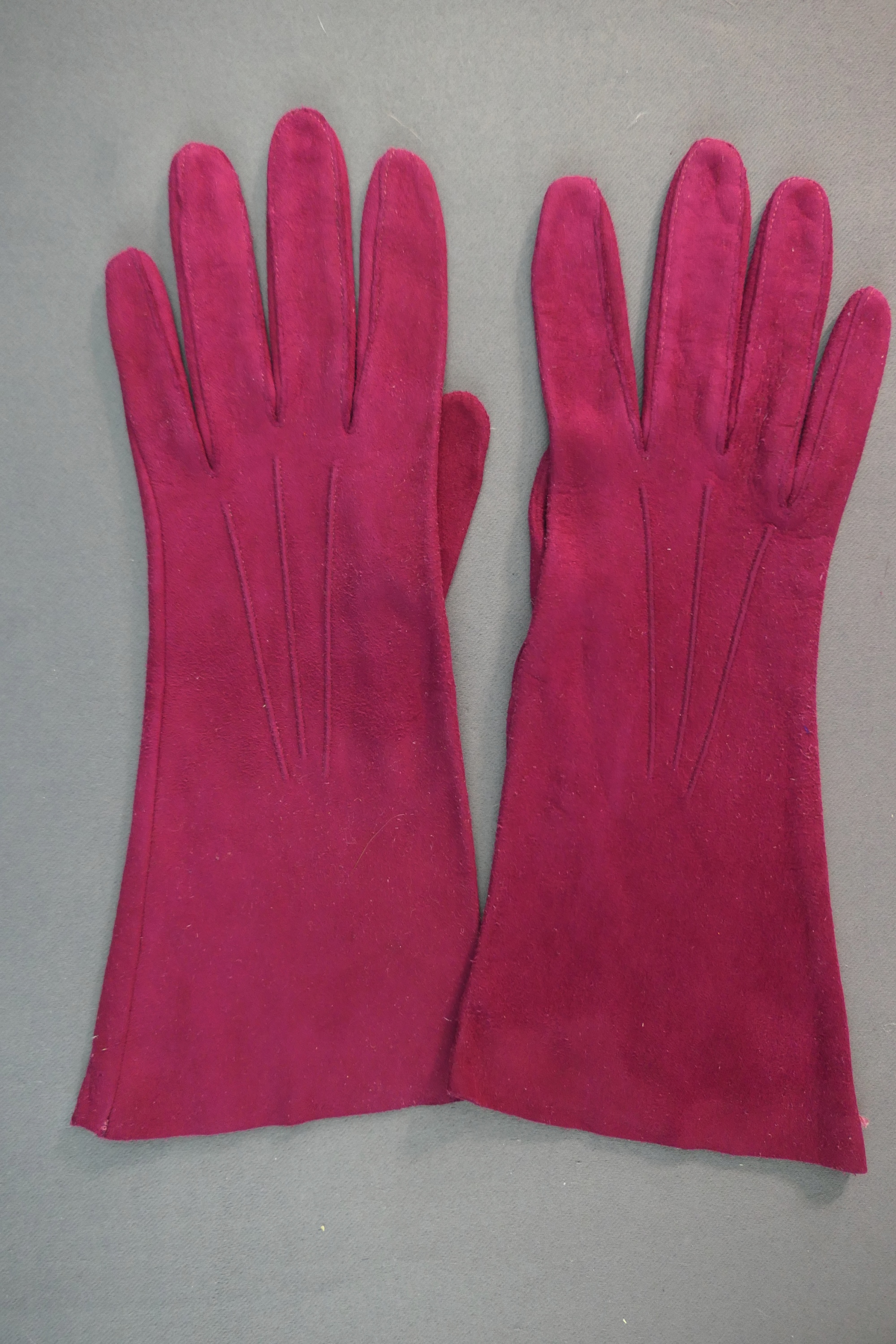 Vintage Burgundy Suede Gloves XS size 6, 1940s