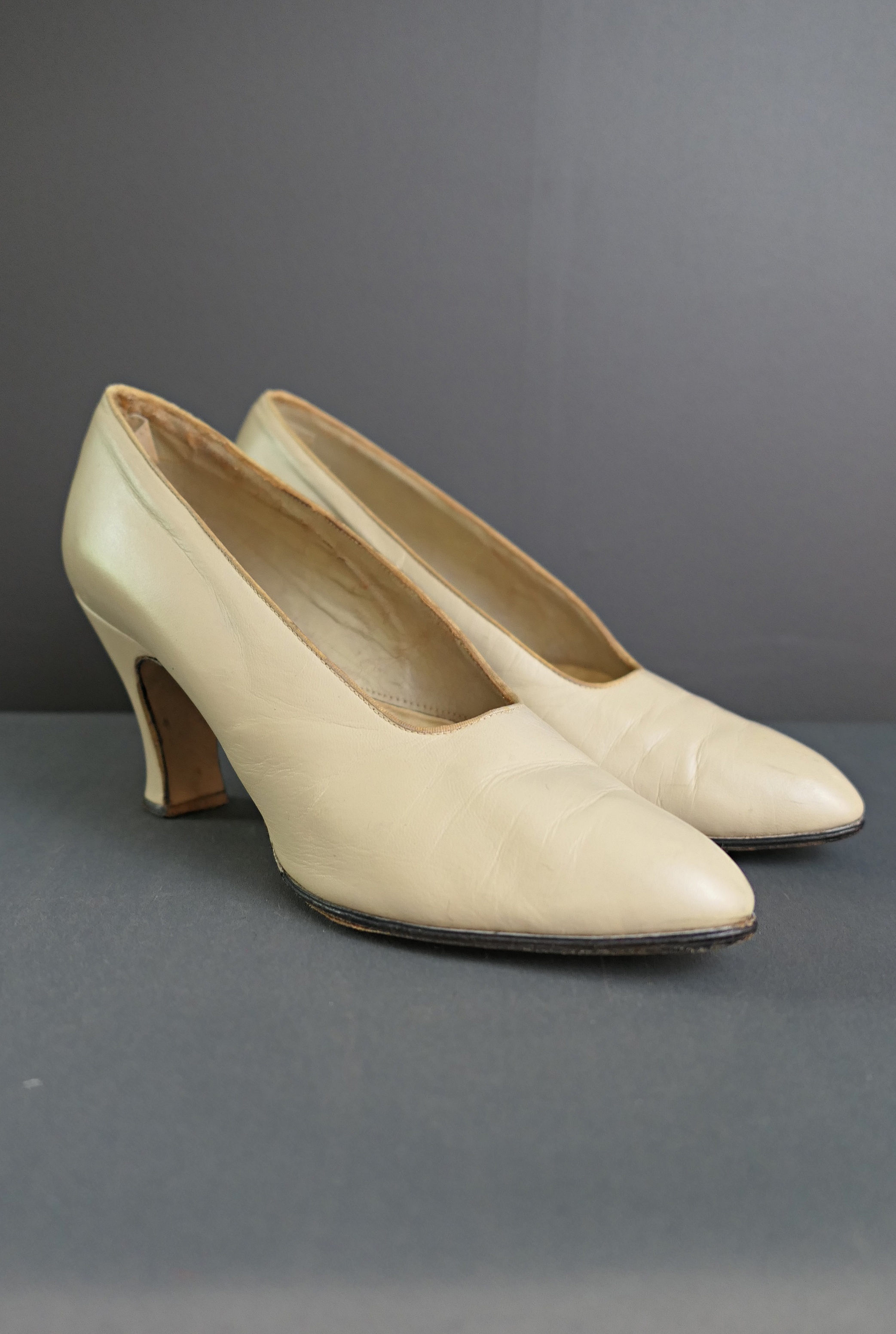 Vintage 1930s Cream Leather Shoes, 1920s Pumps, US size 6-1/2