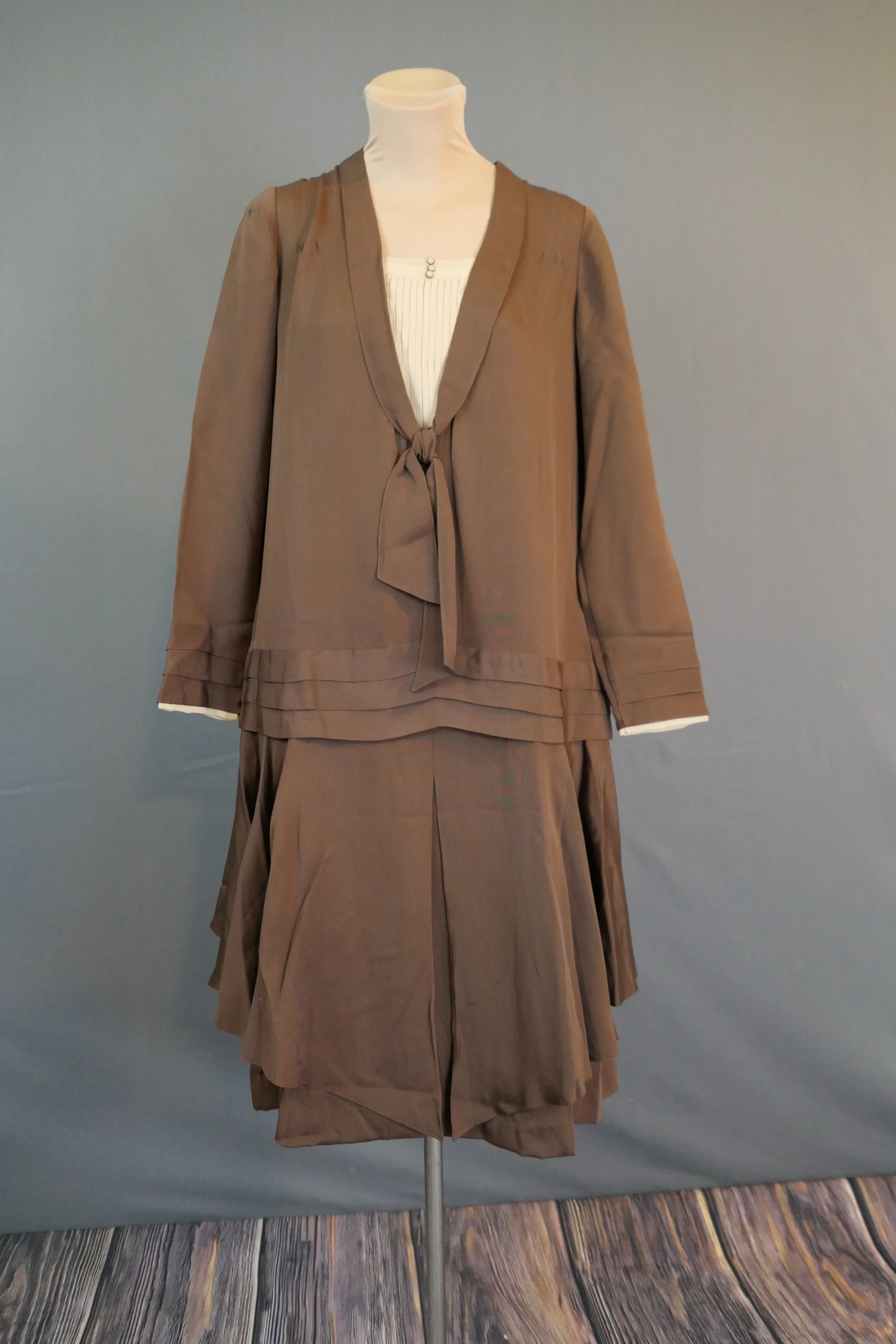 1920s Vintage Brown Dress with Cream Insert by Welmade, 34 bust, some issues