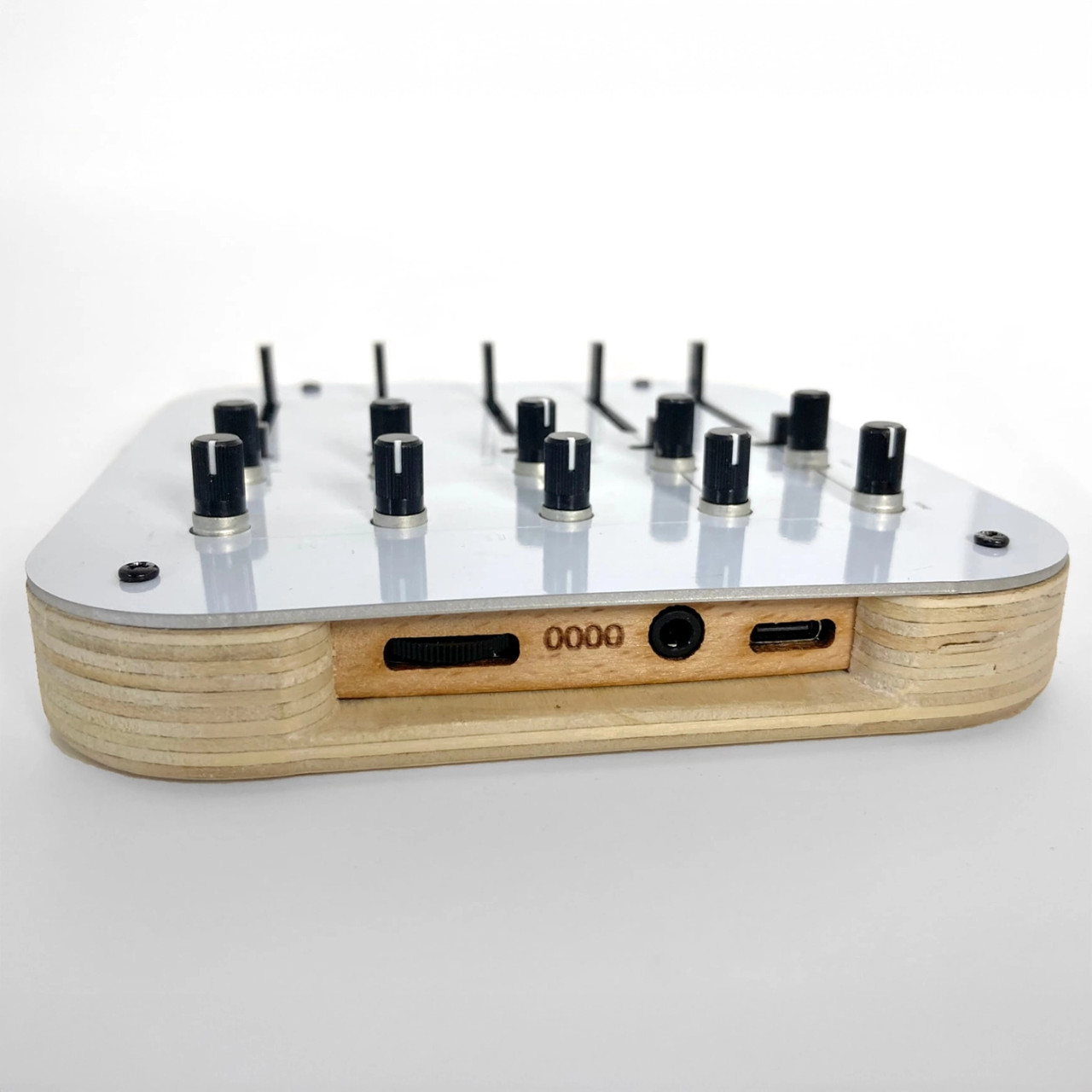 未使用品！Crows Electromusic OVUM アナログドローンシンセ Crows Electromusic Ovum Desktop Drone Synth at Signal Sounds