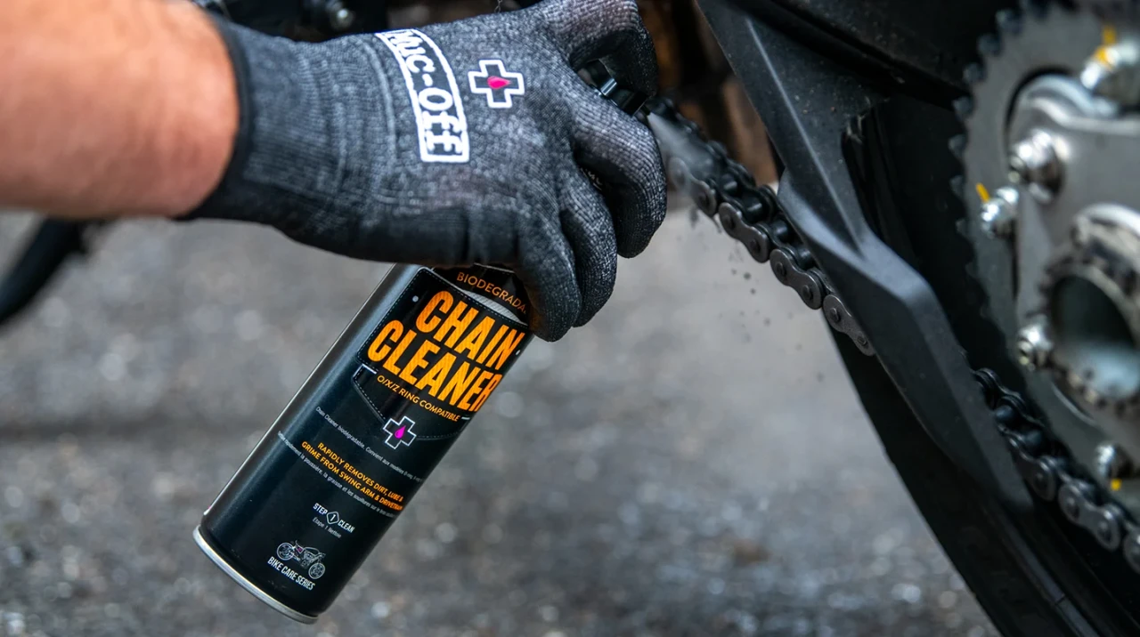 Formulated to quickly and safely remove dirt, lube and heavy chain grime using advanced solvents. Muc-Off Chain Cleaner uses a unique formula to rapidly shred grime to remove contaminants and leave the entire chain sparkling.