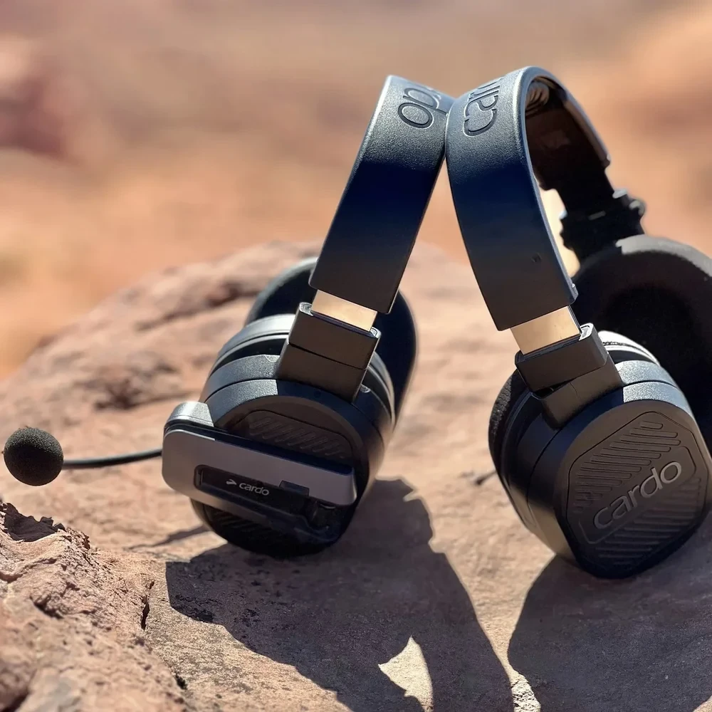 Cardo Systems PACKTALK EDGEPHONES ORV adds an additional layer of freedom for non-helmet applications. Crafted for the rough terrains and cellular-free connectivity for non-helmet applications.
