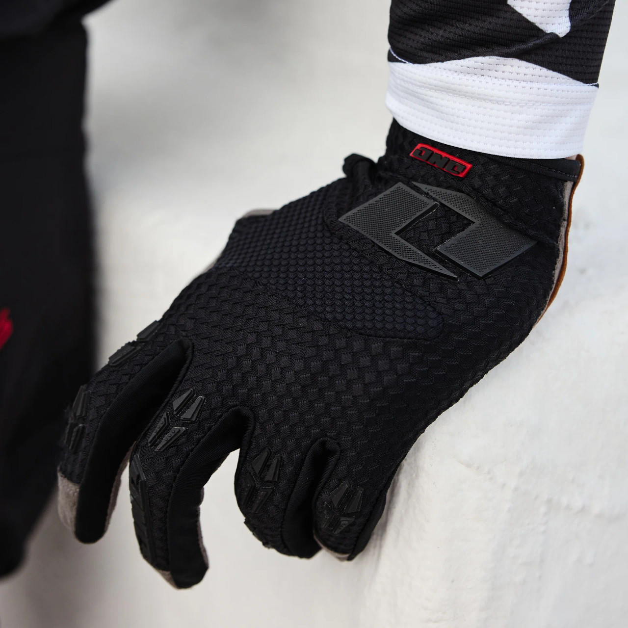One Ind X-197 Glove - Core Black